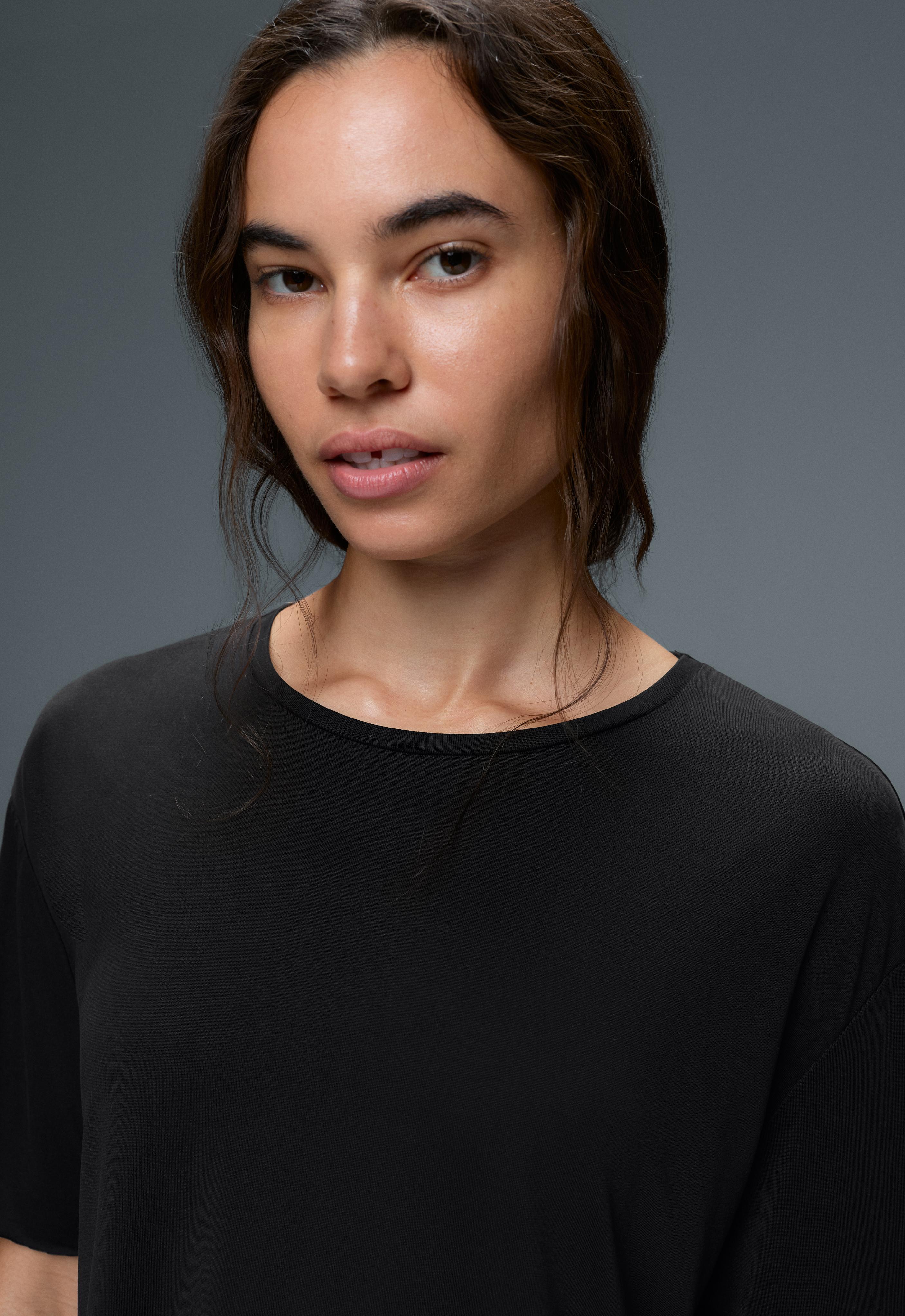 Modal blend short-sleeved T-shirt with rounded back hem — BLACK