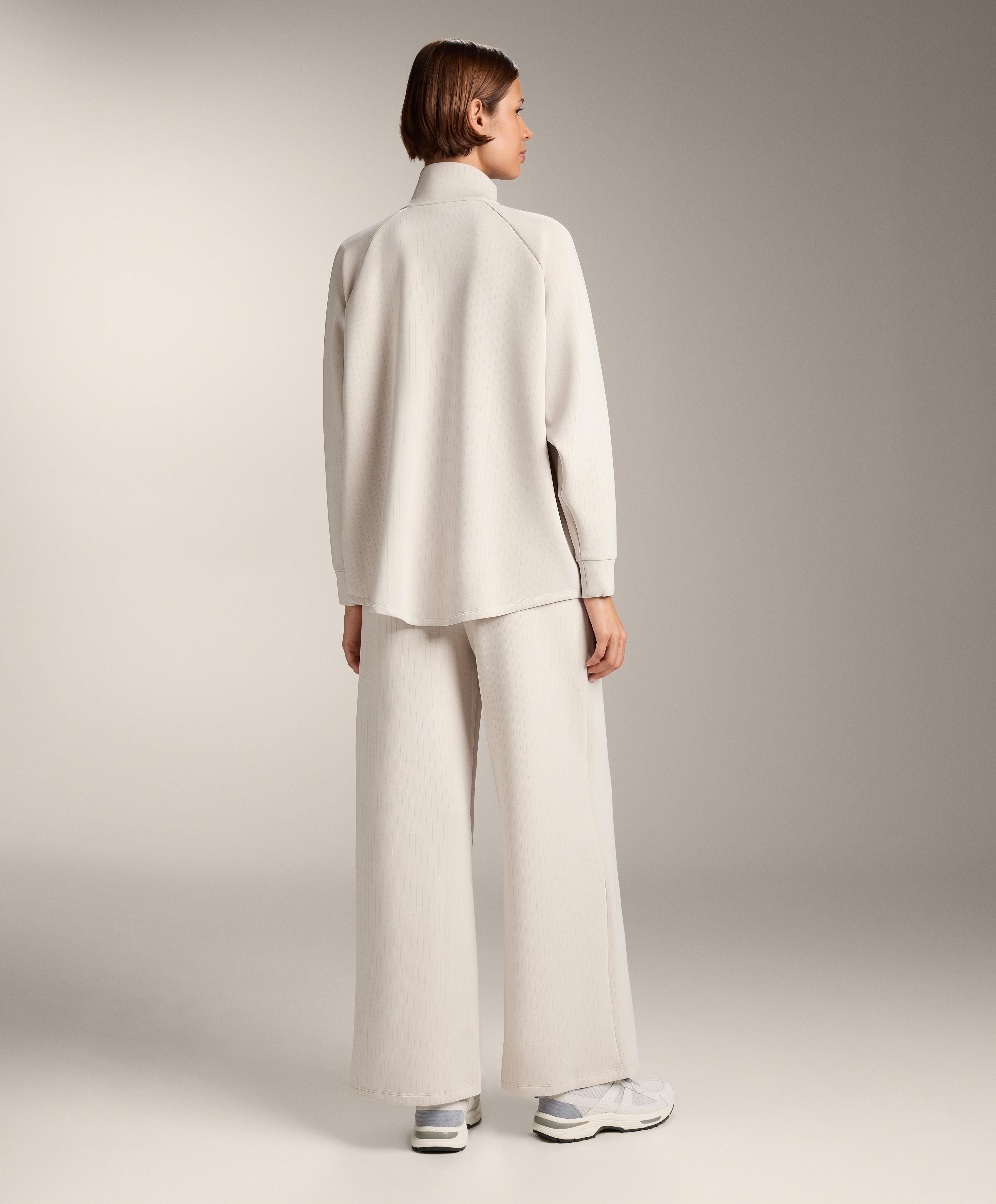 Total look corte a direito às riscas com modal branco - Saldos