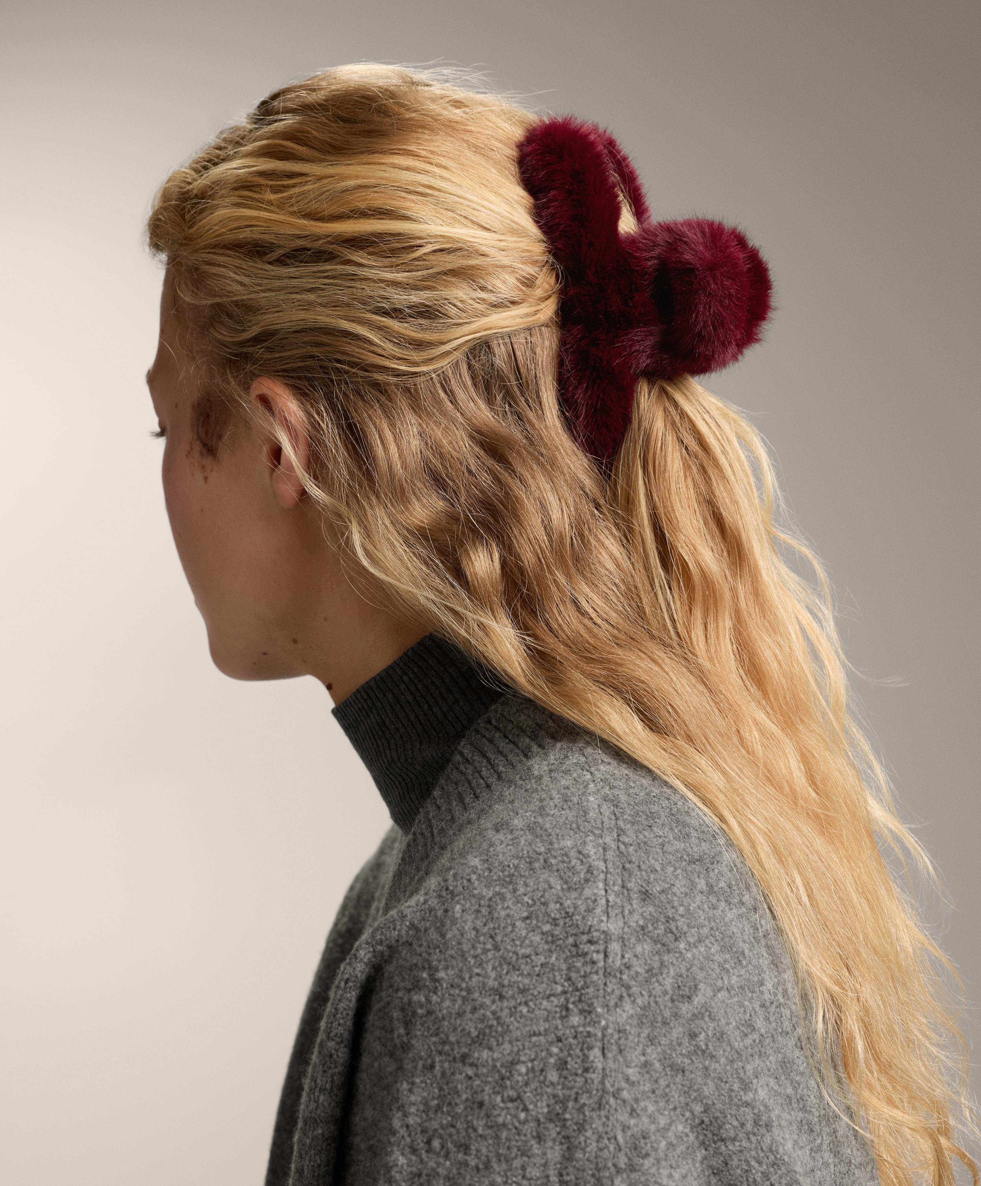 Large hair clip with fur effect Large hair clip with fur effect