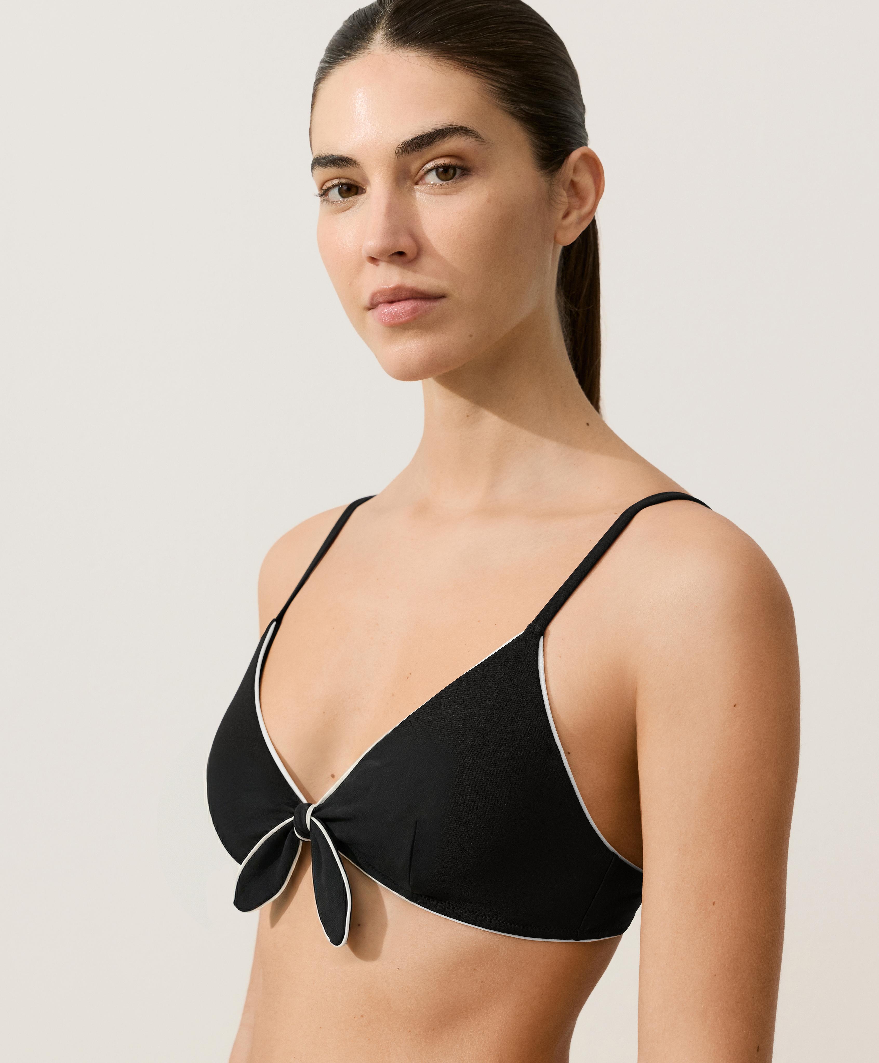 Triangel bikinitop met piping en strikbandjes