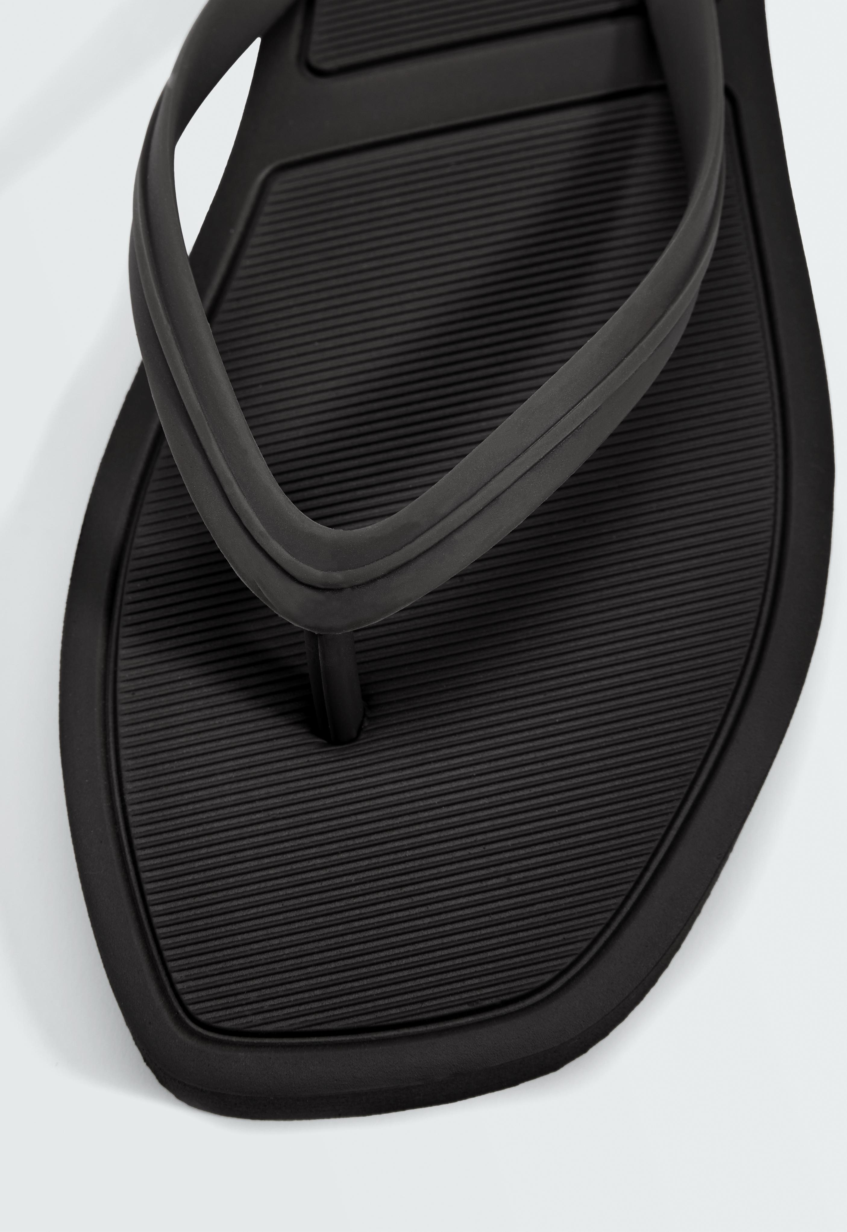 Embossed beach sandals — BLACK