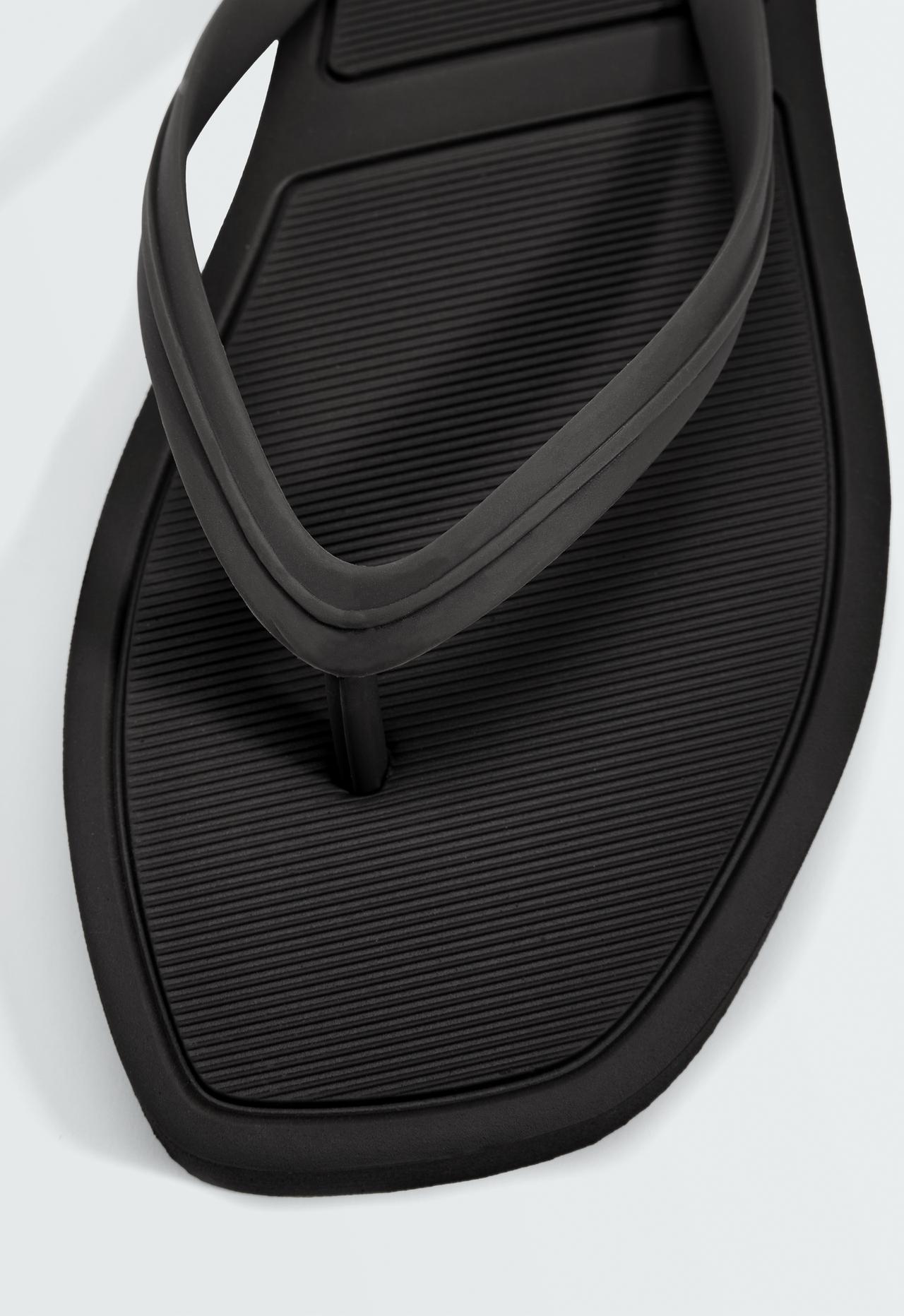 Embossed beach sandals — BLACK