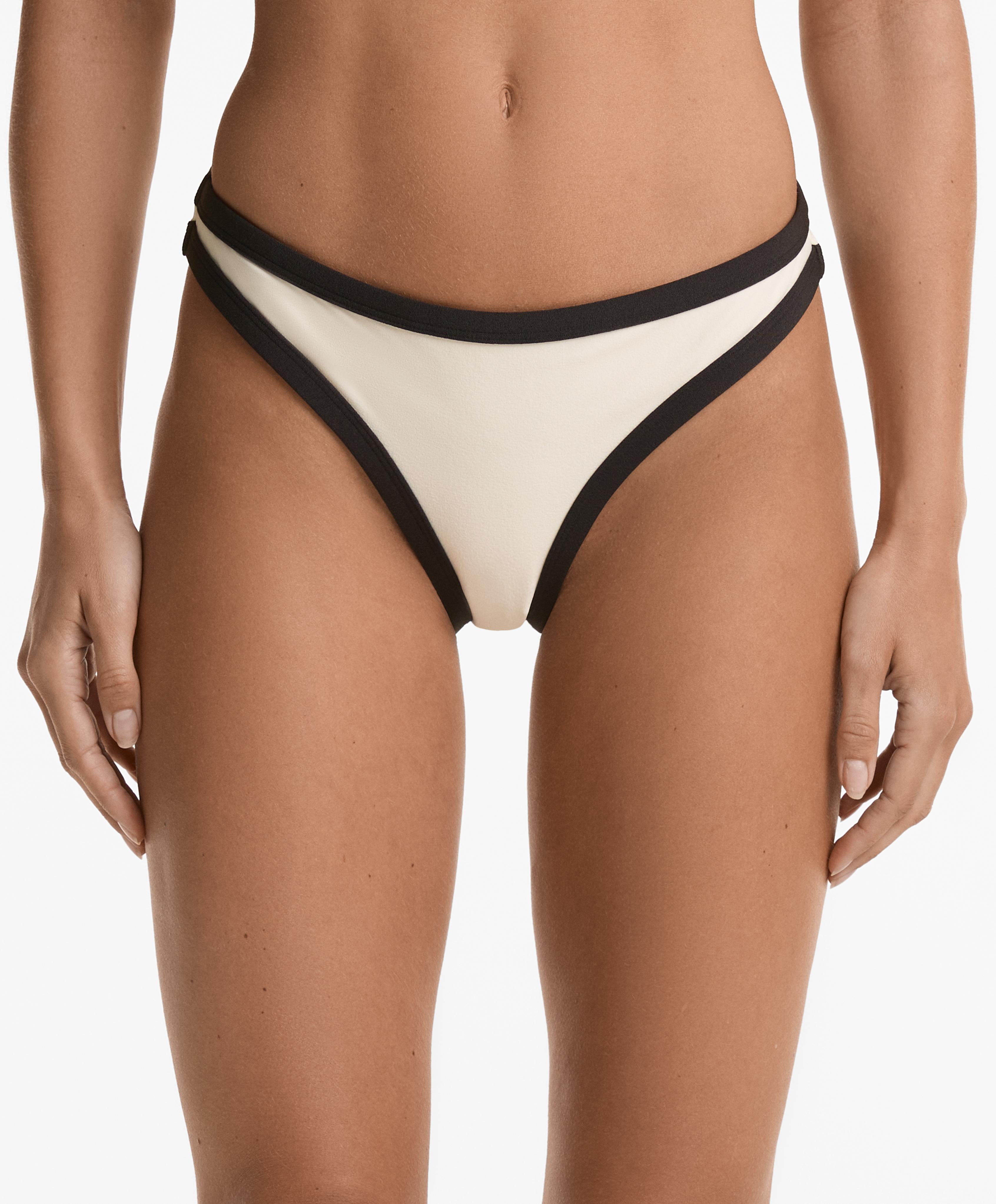 Klasyczny dół od bikini z kontrastowym lamowaniem Klasyczny dół od bikini z kontrastowym lamowaniem