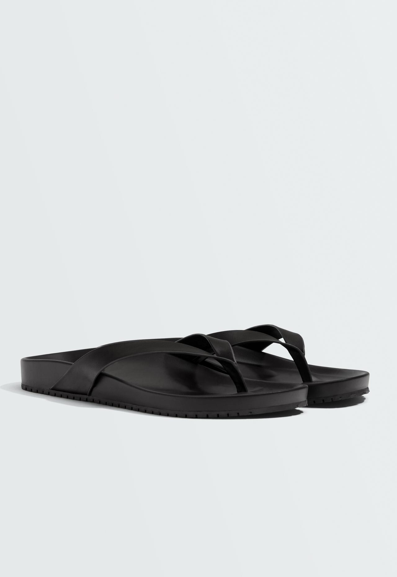 Strappy flat sandal — BLACK