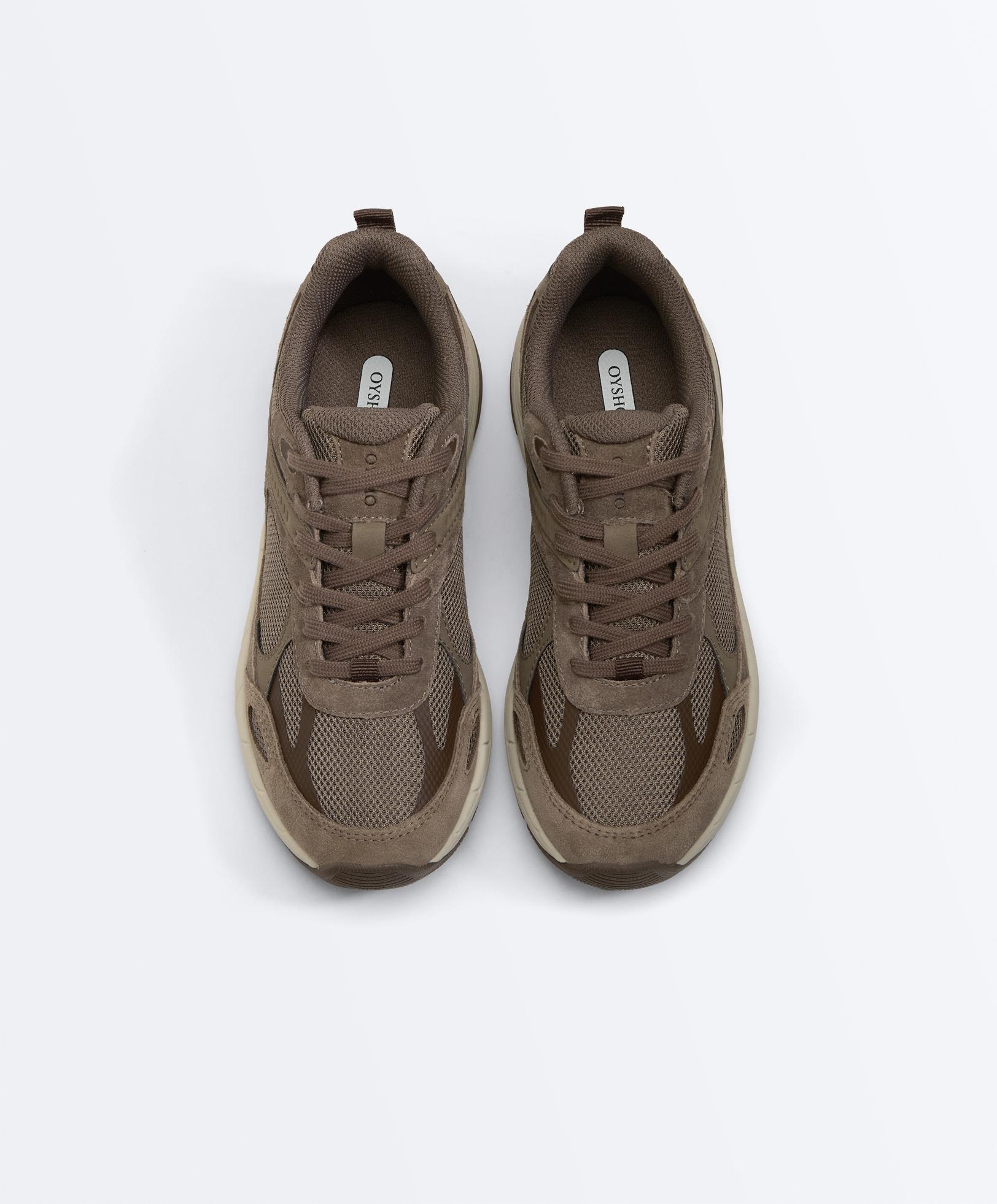 حذاء رياضي طراز جري