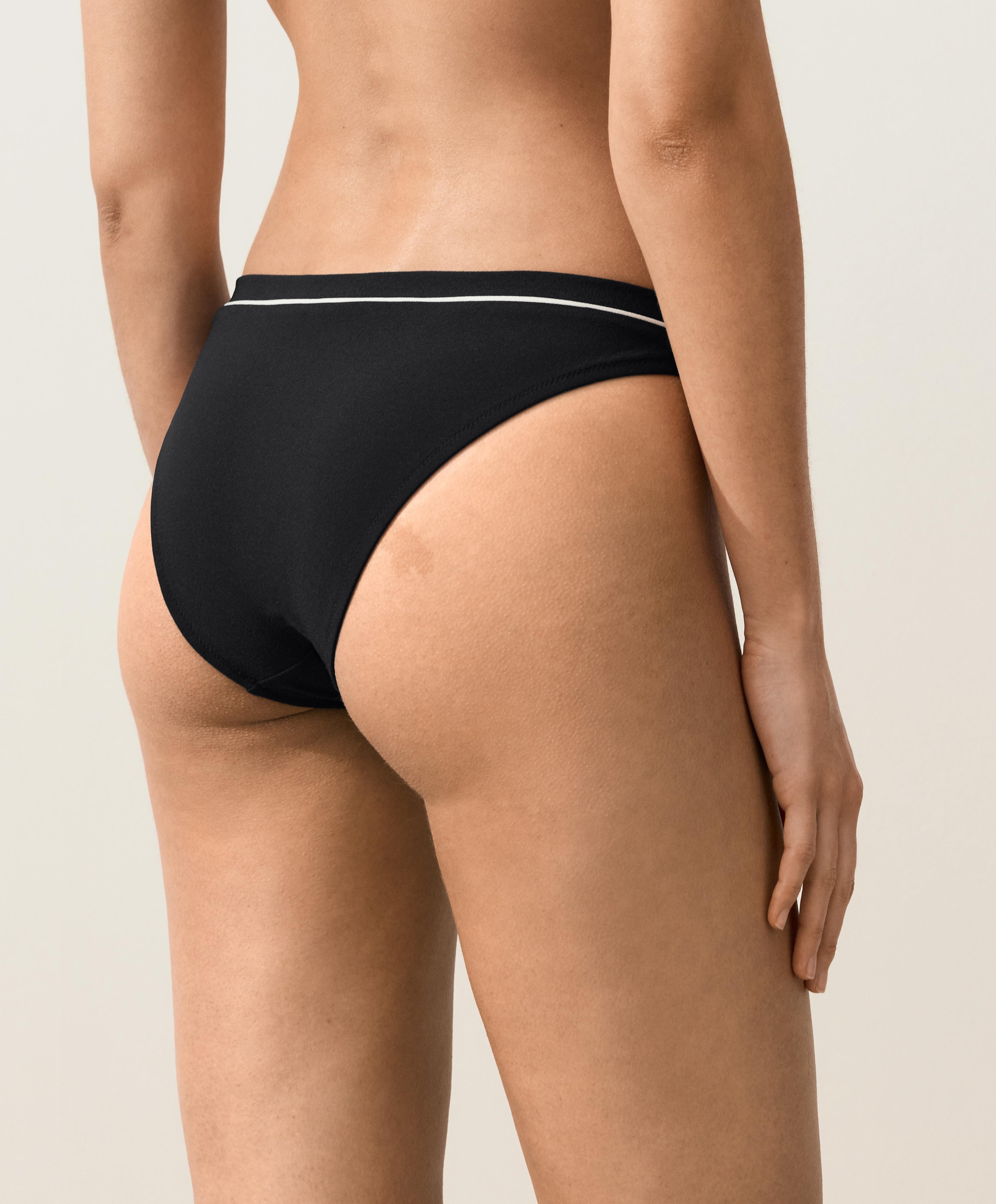 Bas de bikini classique avec piping contrastant Bas de bikini classique avec piping contrastant