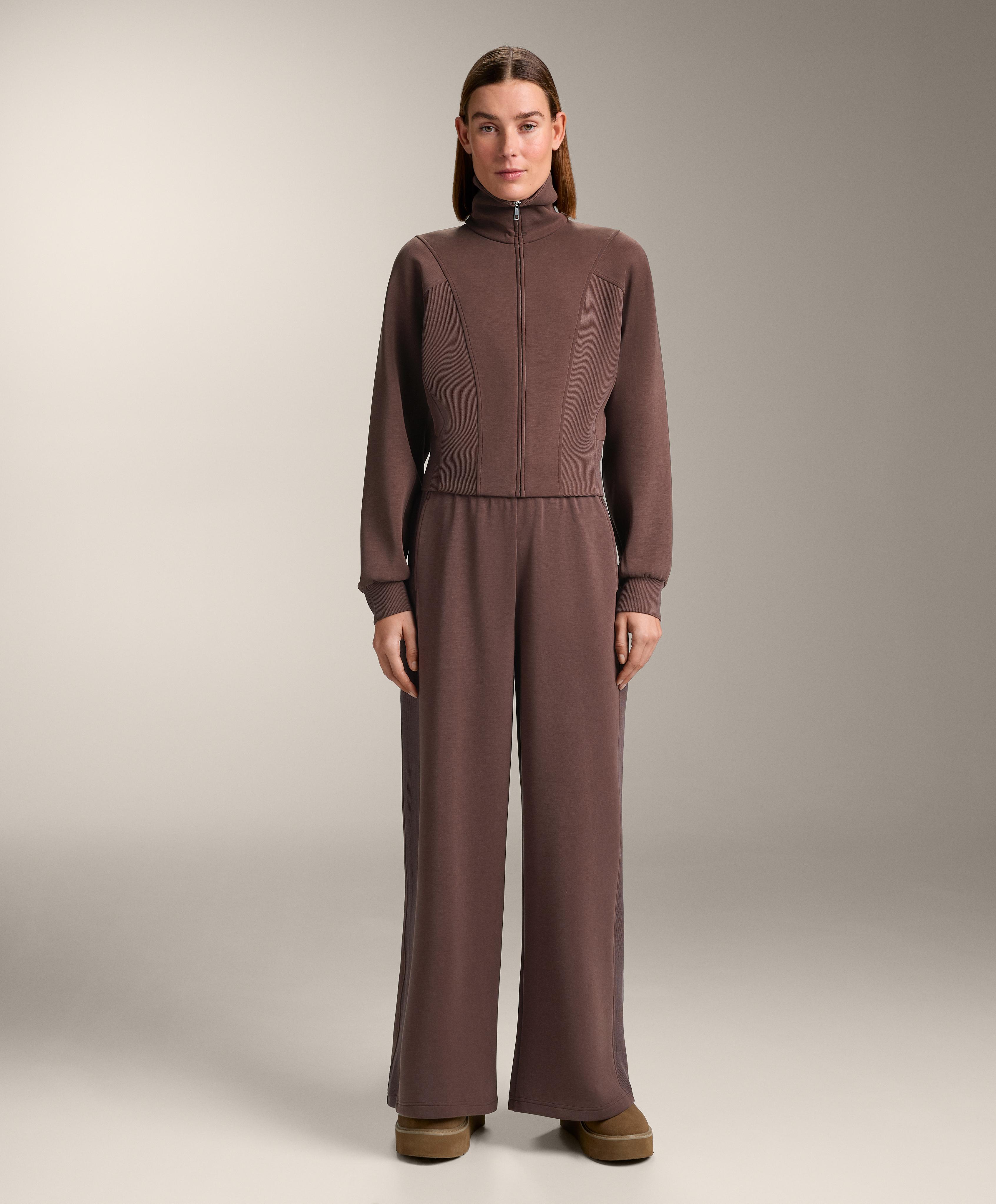 Total Look mit geradem, weitem Schnitt, Rib-Besondere Details und Brushed Modal in Braun Total Look mit geradem, weitem Schnitt, Rib-Besondere Details und Brushed Modal in Braun