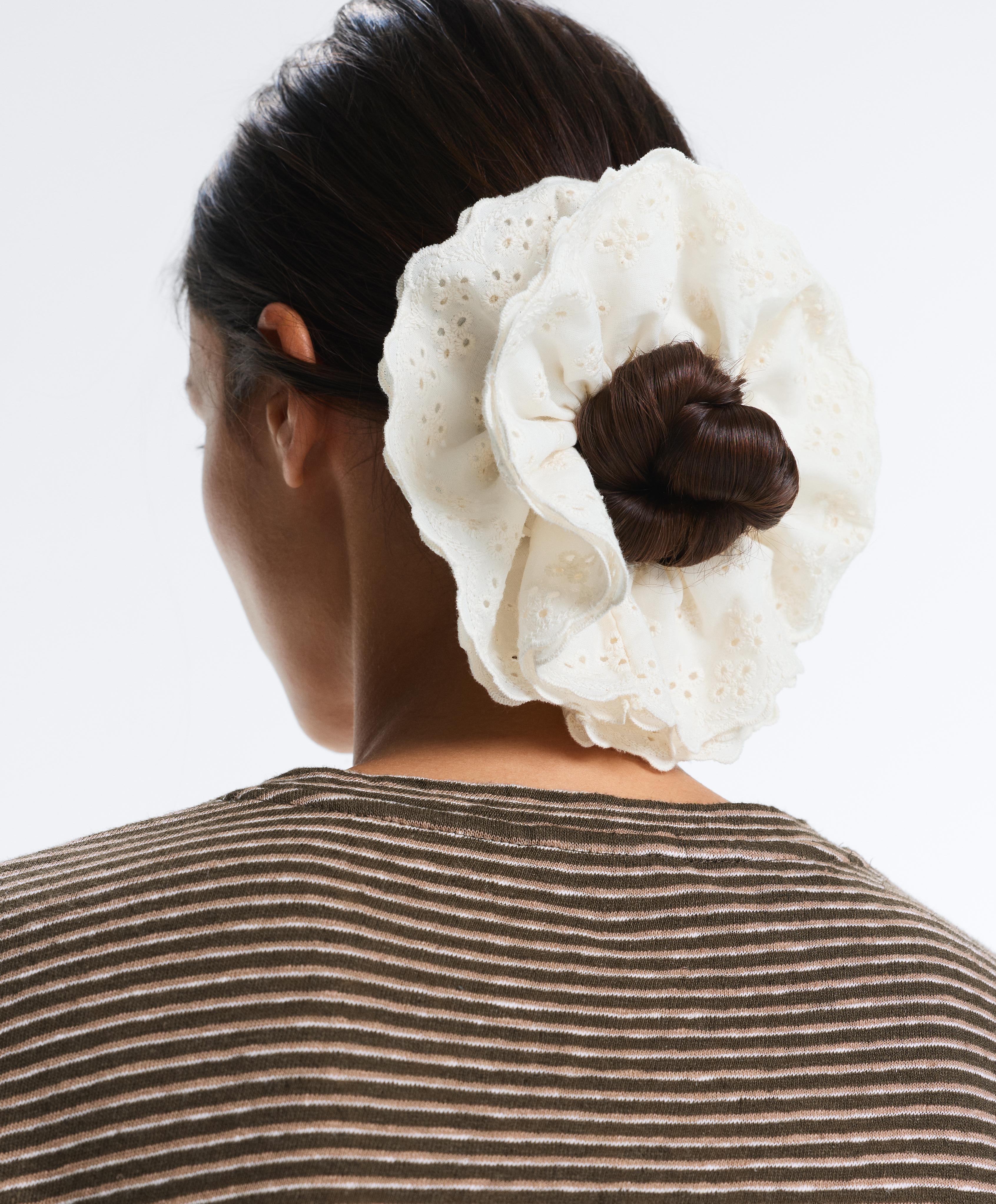 Large embroidered scrunchie — ECRU
