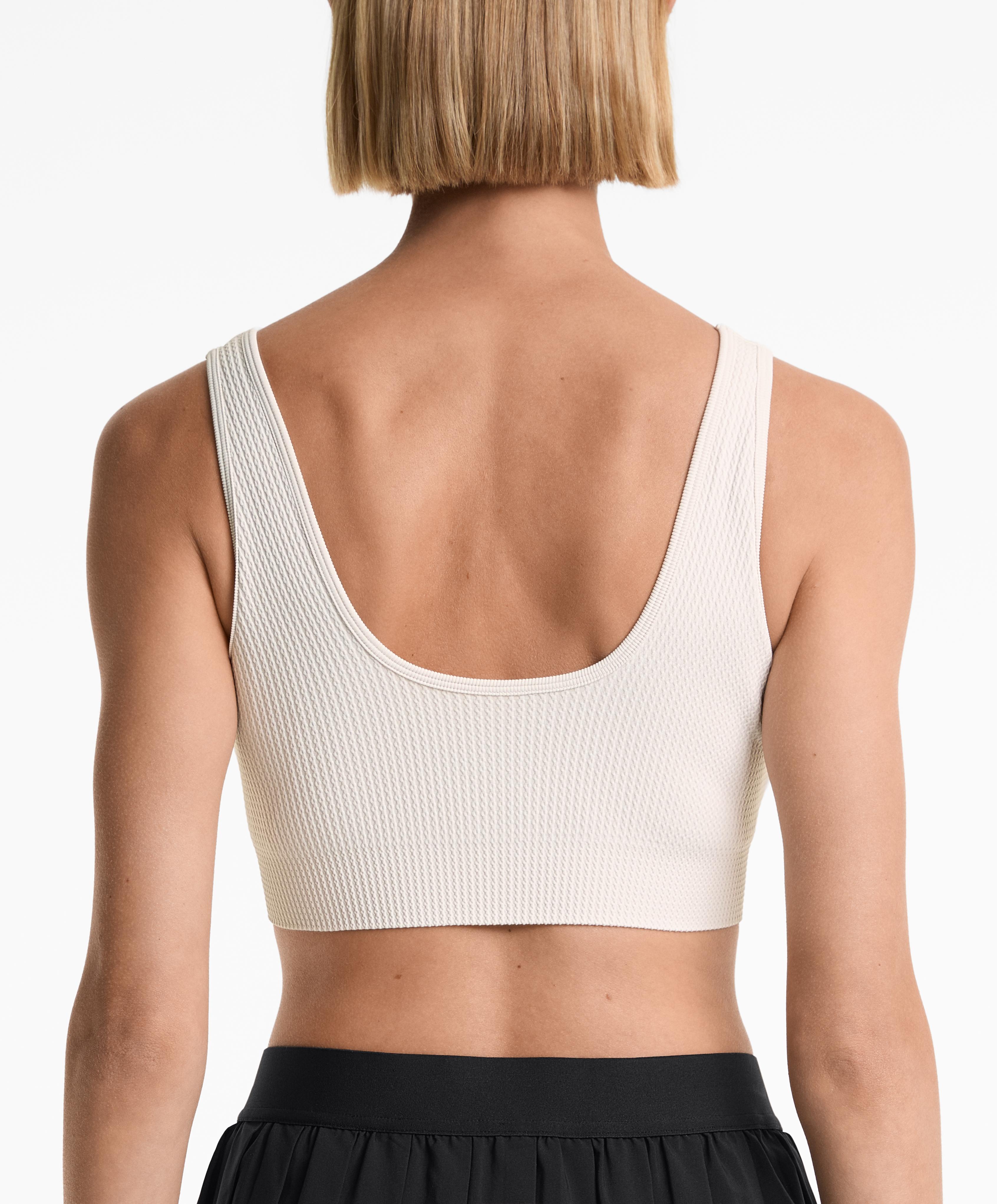 Seamless structured sports bra