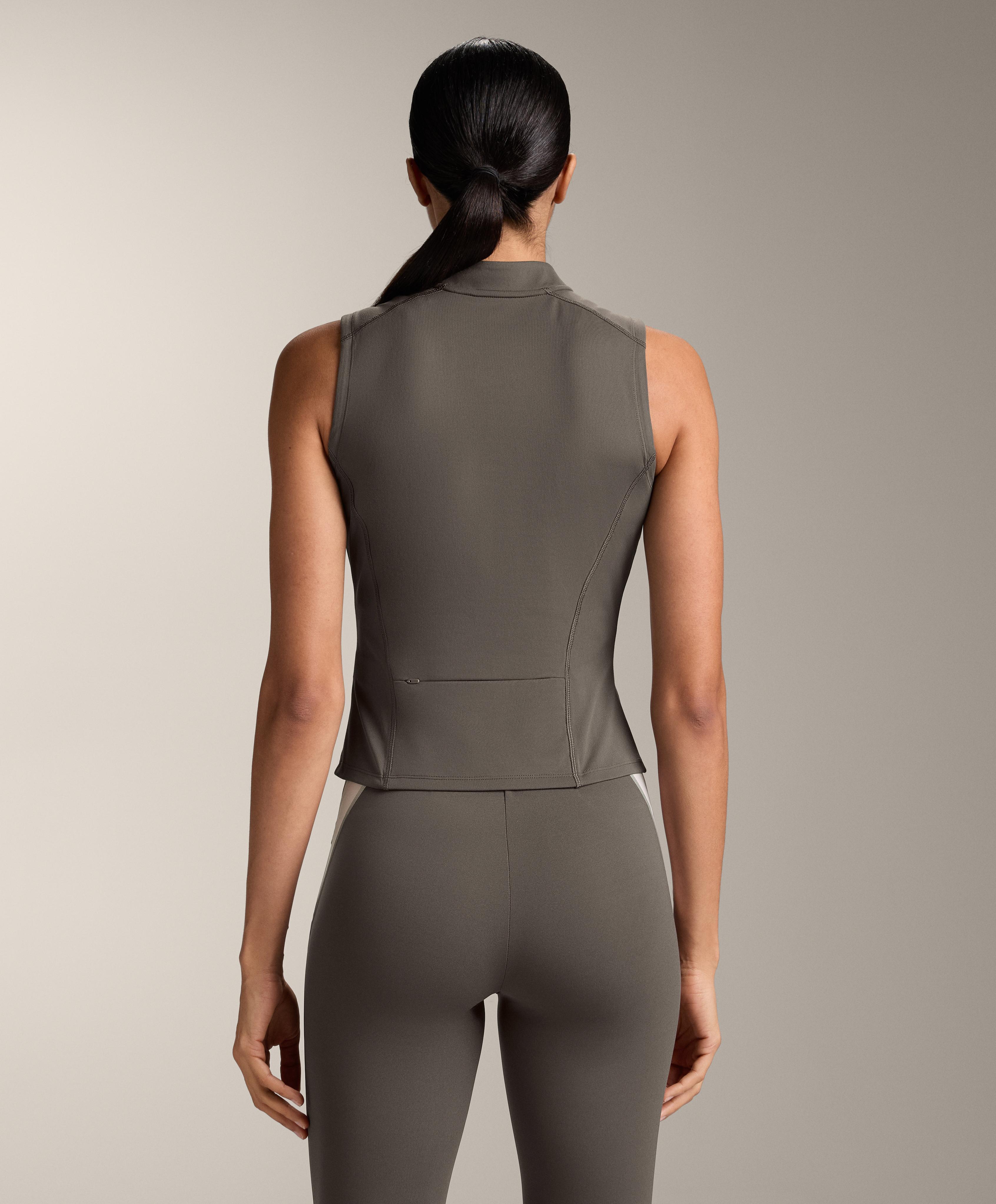 Sleeveless zip T-shirt