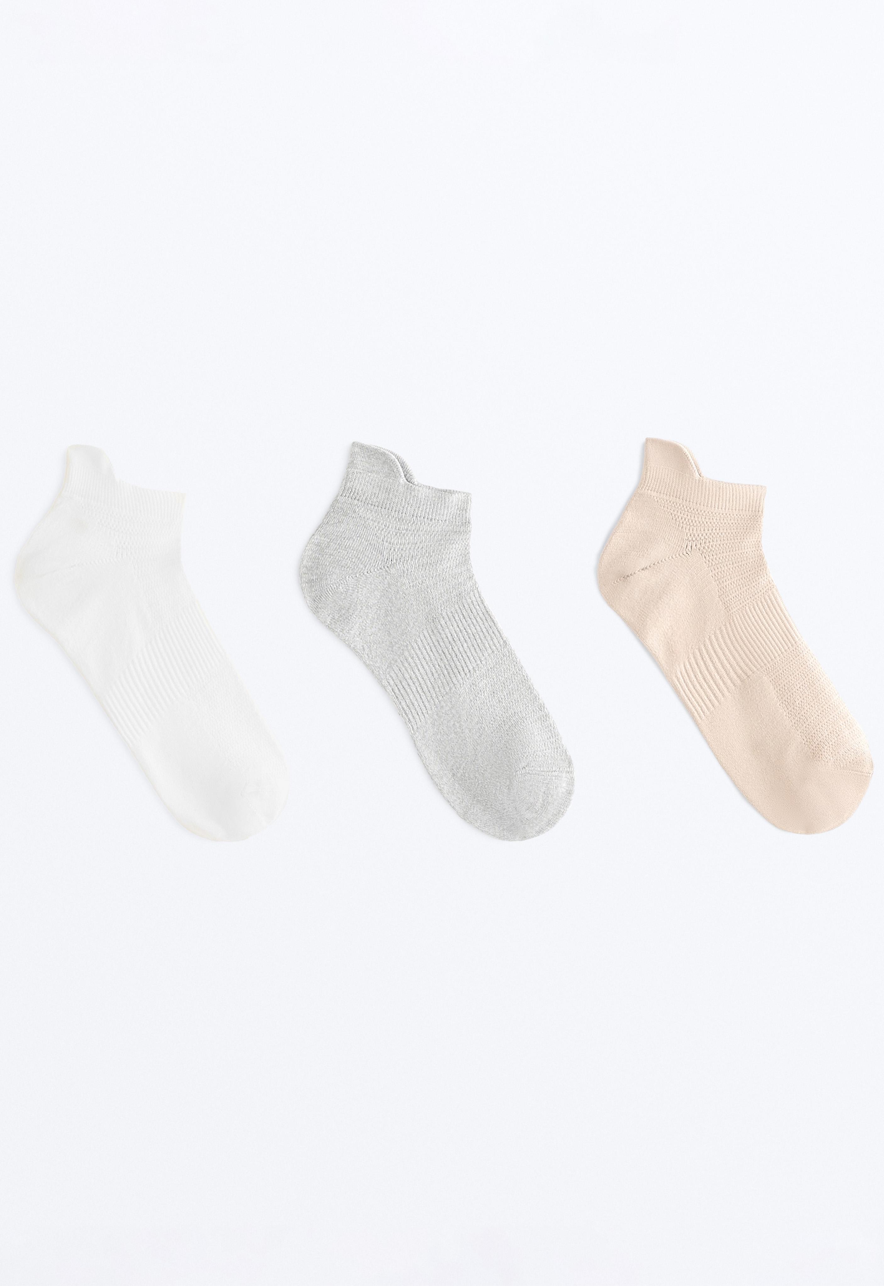 3 pack of polyamide blend sneaker socks with heel tab