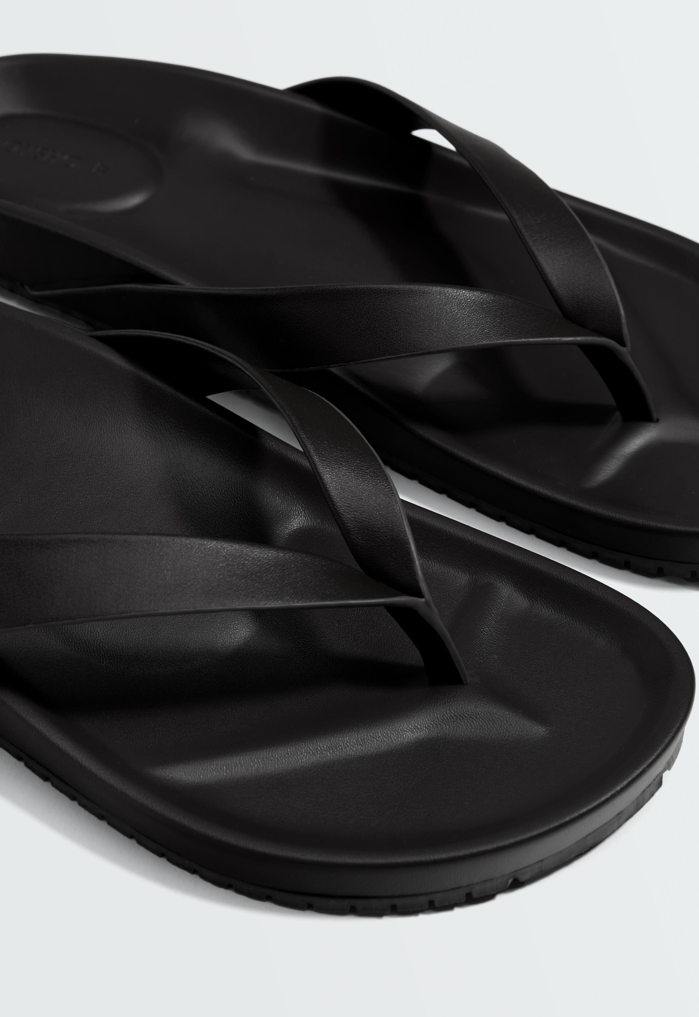 Strappy flat sandal — BLACK