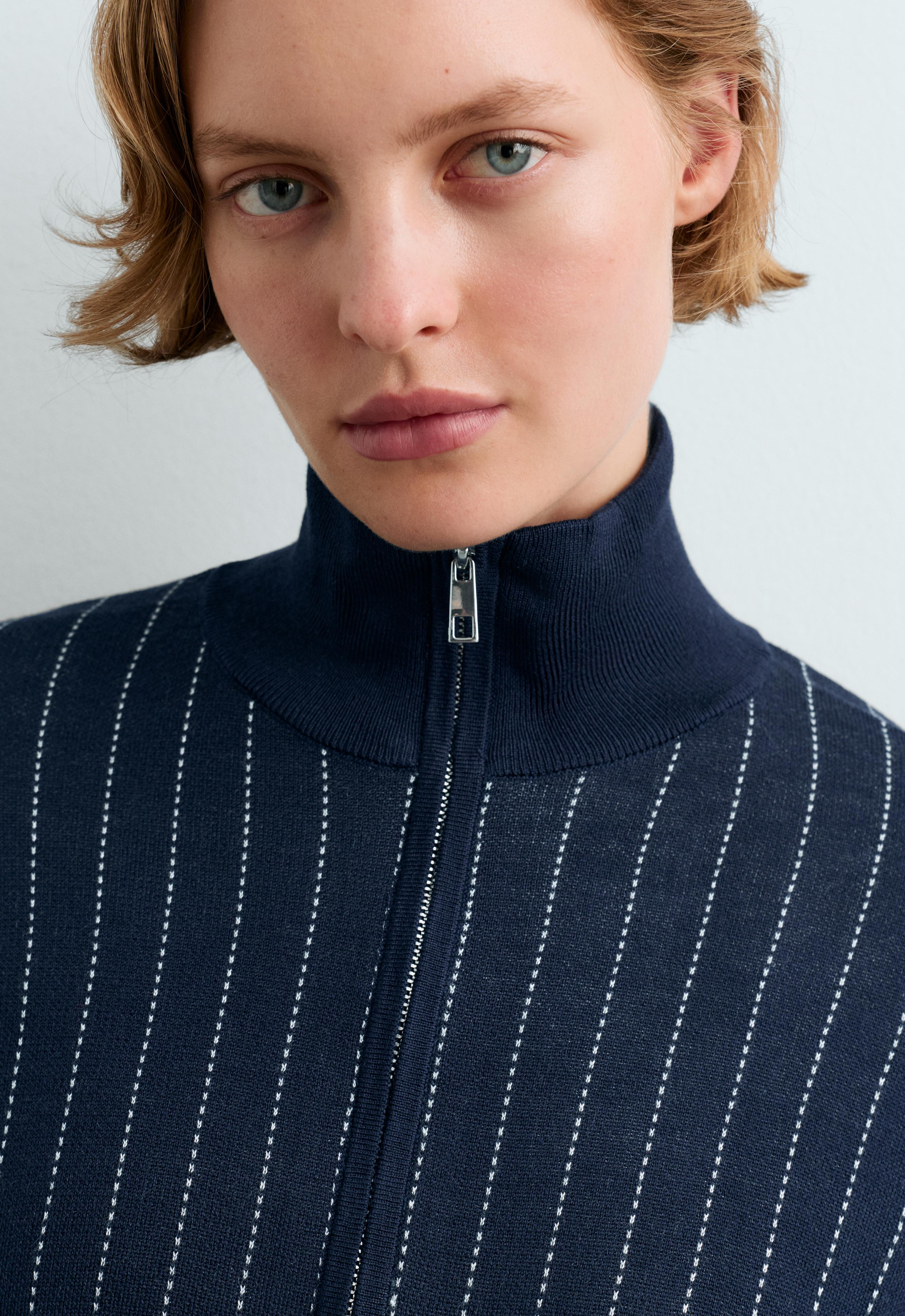 Gebreide sweater met halve rits en krijtstreep Gebreide sweater met halve rits en krijtstreep