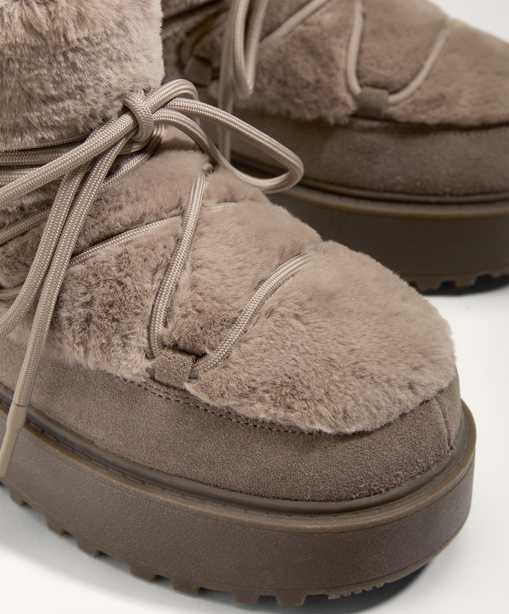 Bota pelo acordonada serraje
