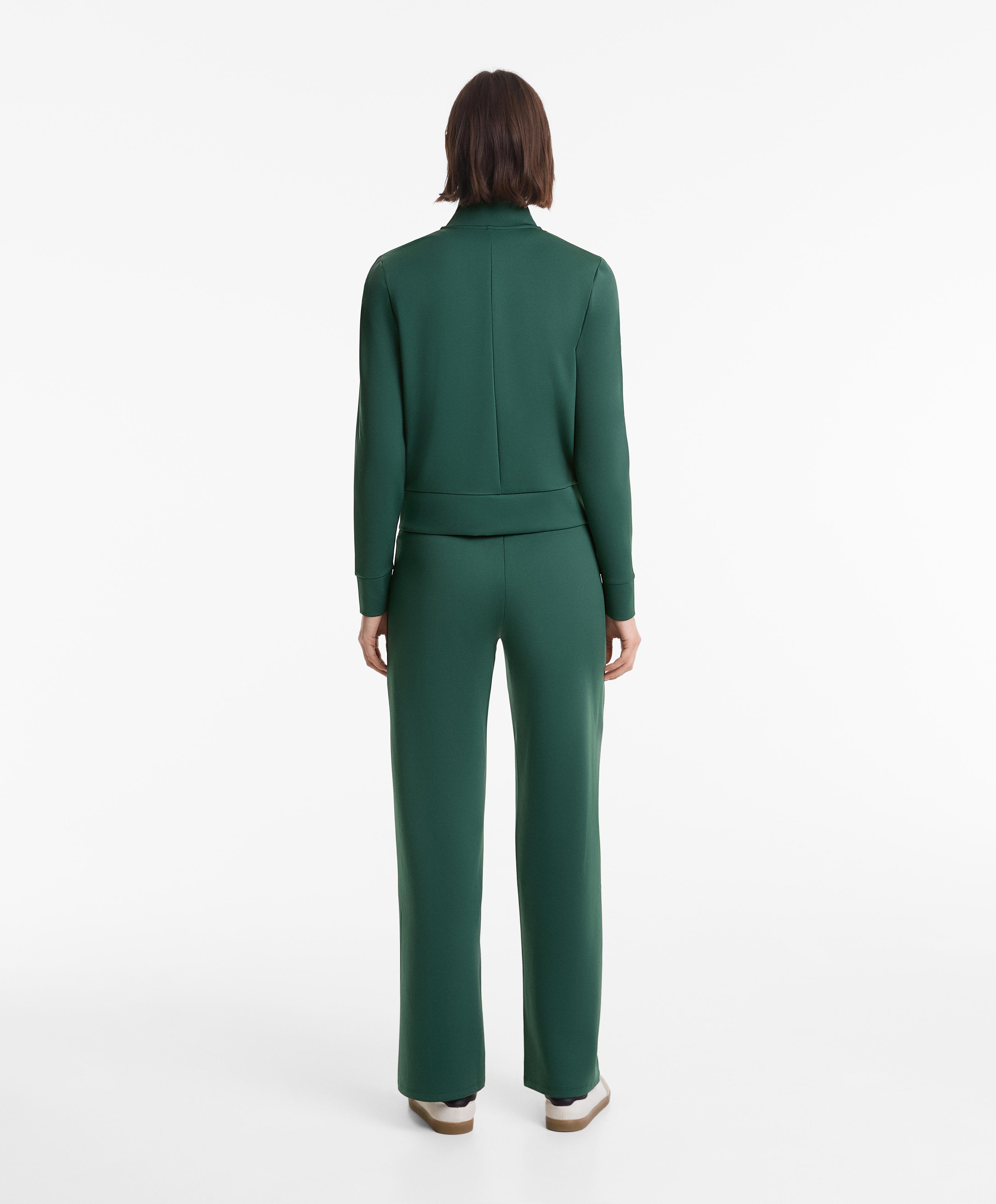 Green straight-cut neoprene-effect total look