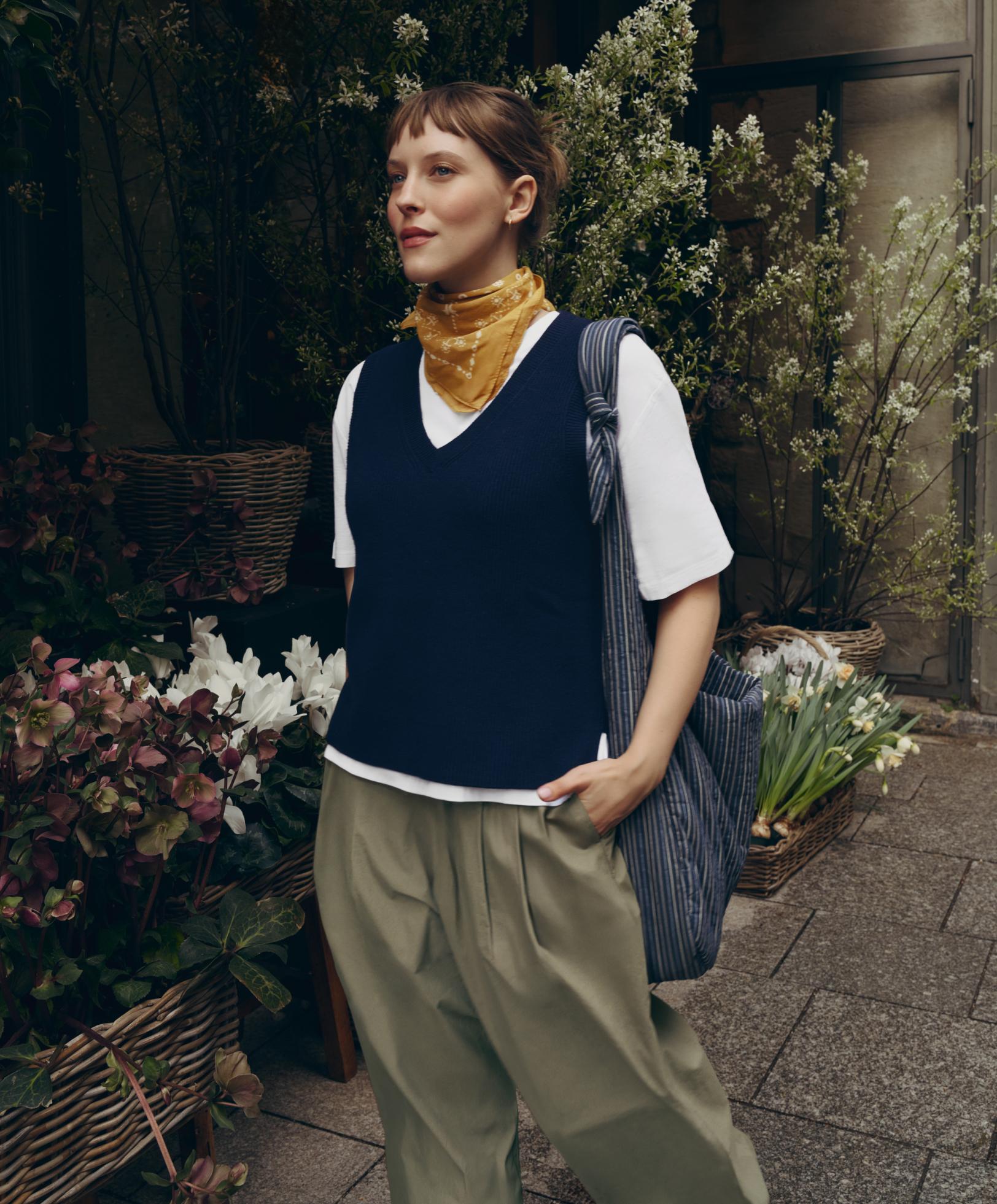 V-neck knit vest — NAVY BLUE