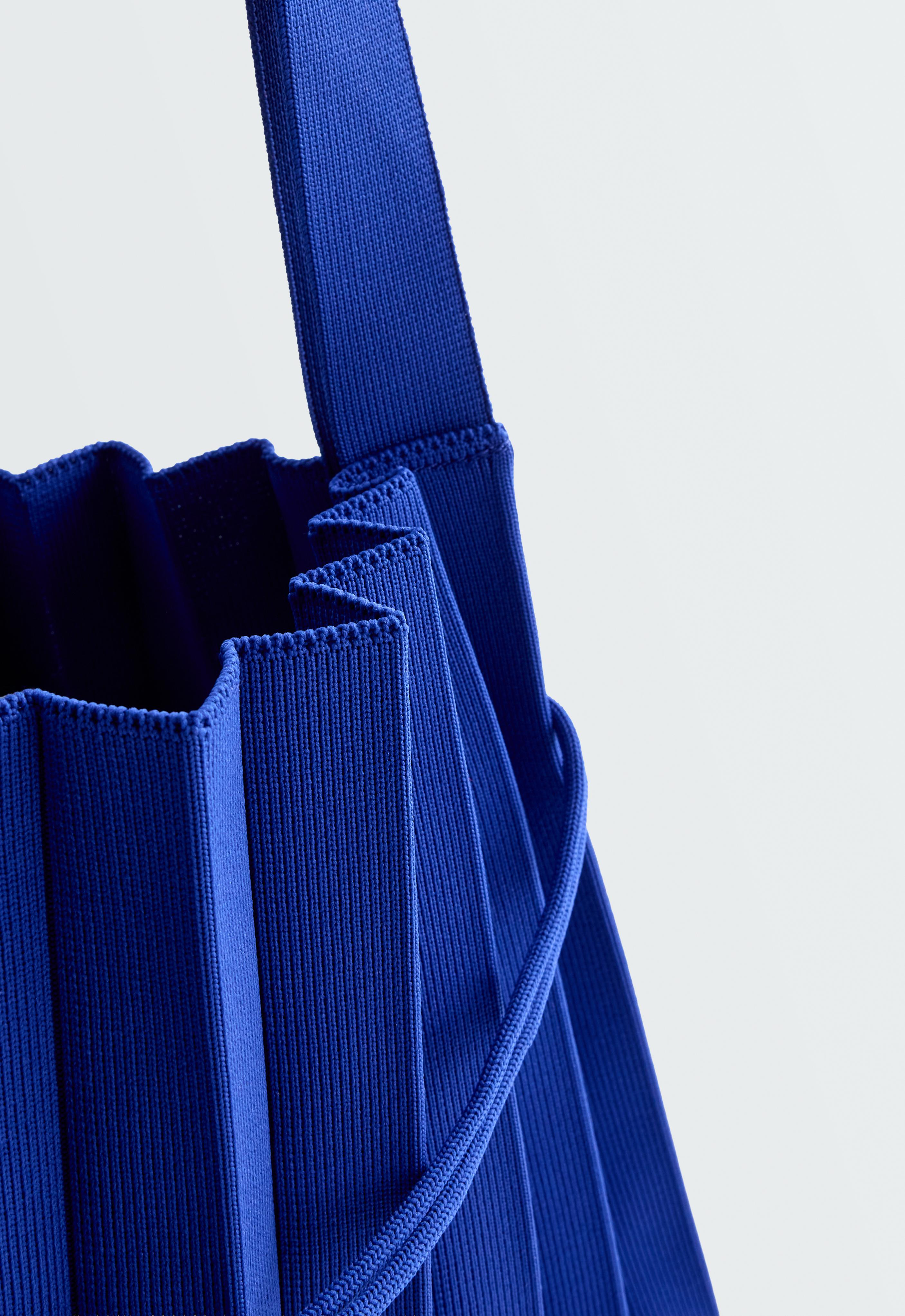 Pleated knit bag — KLEIN BLUE