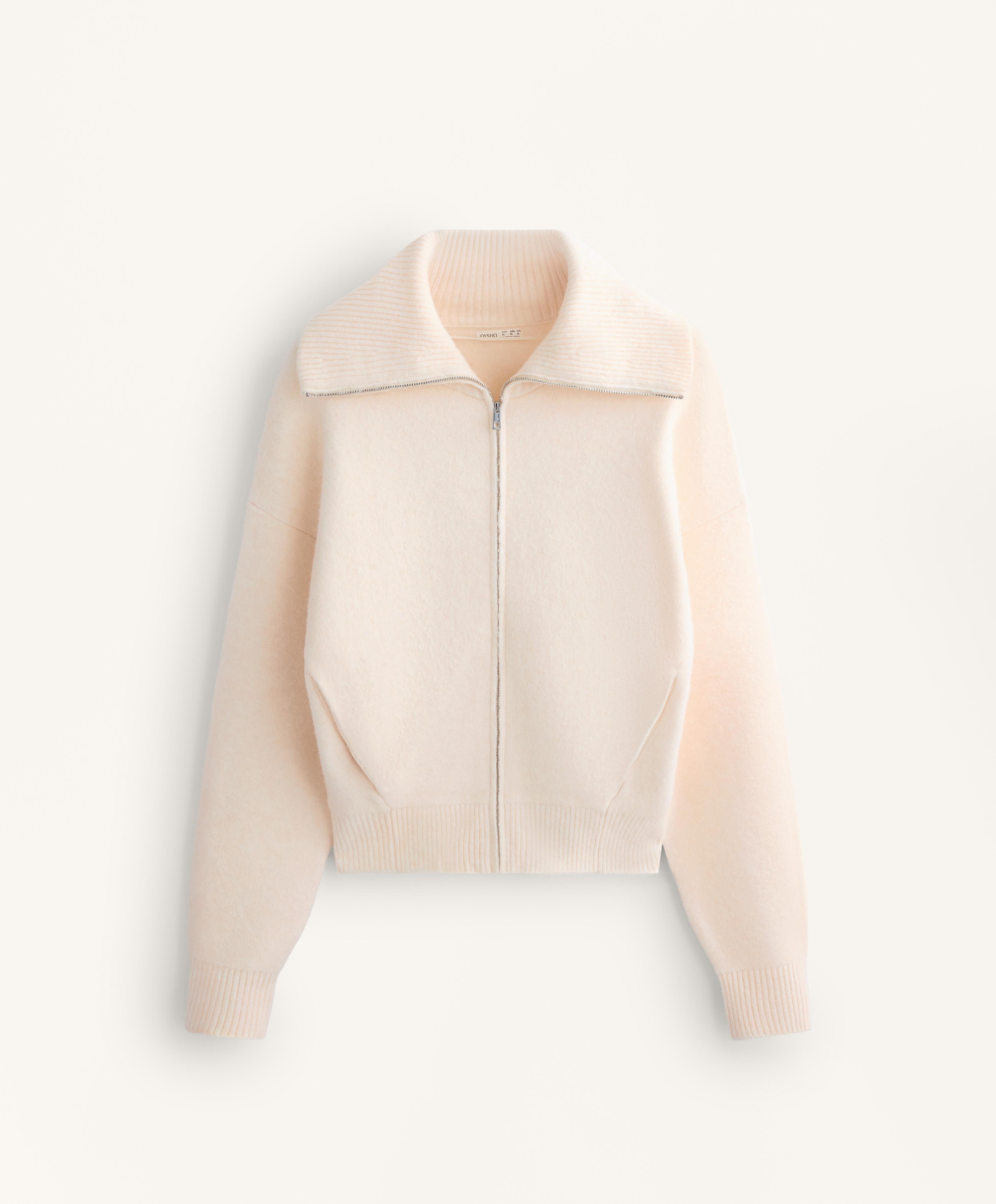 جاكيت محاك بياقة عالية