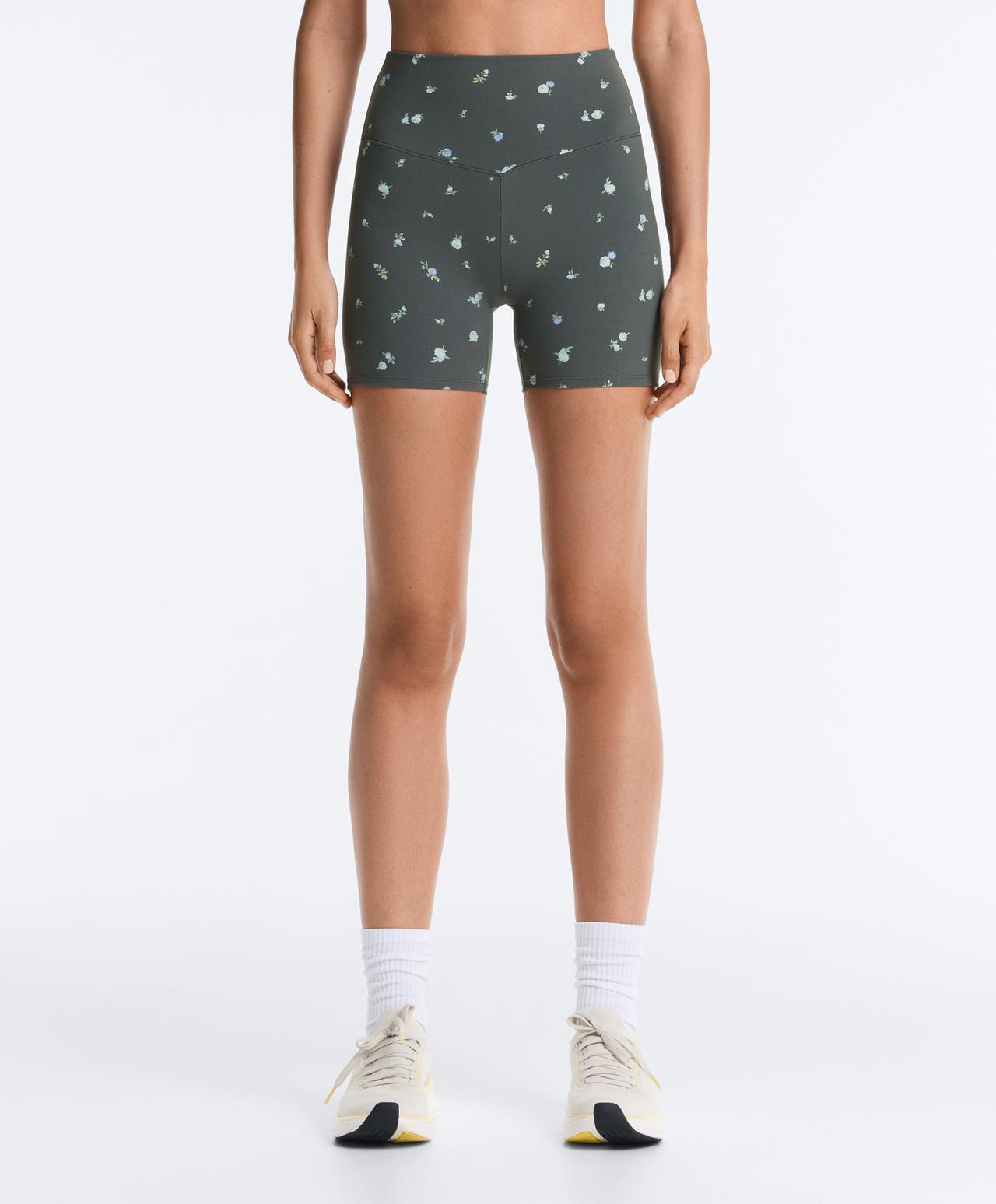 Evermove high-rise 10cm hot pants with floral print — STEEL GREY
