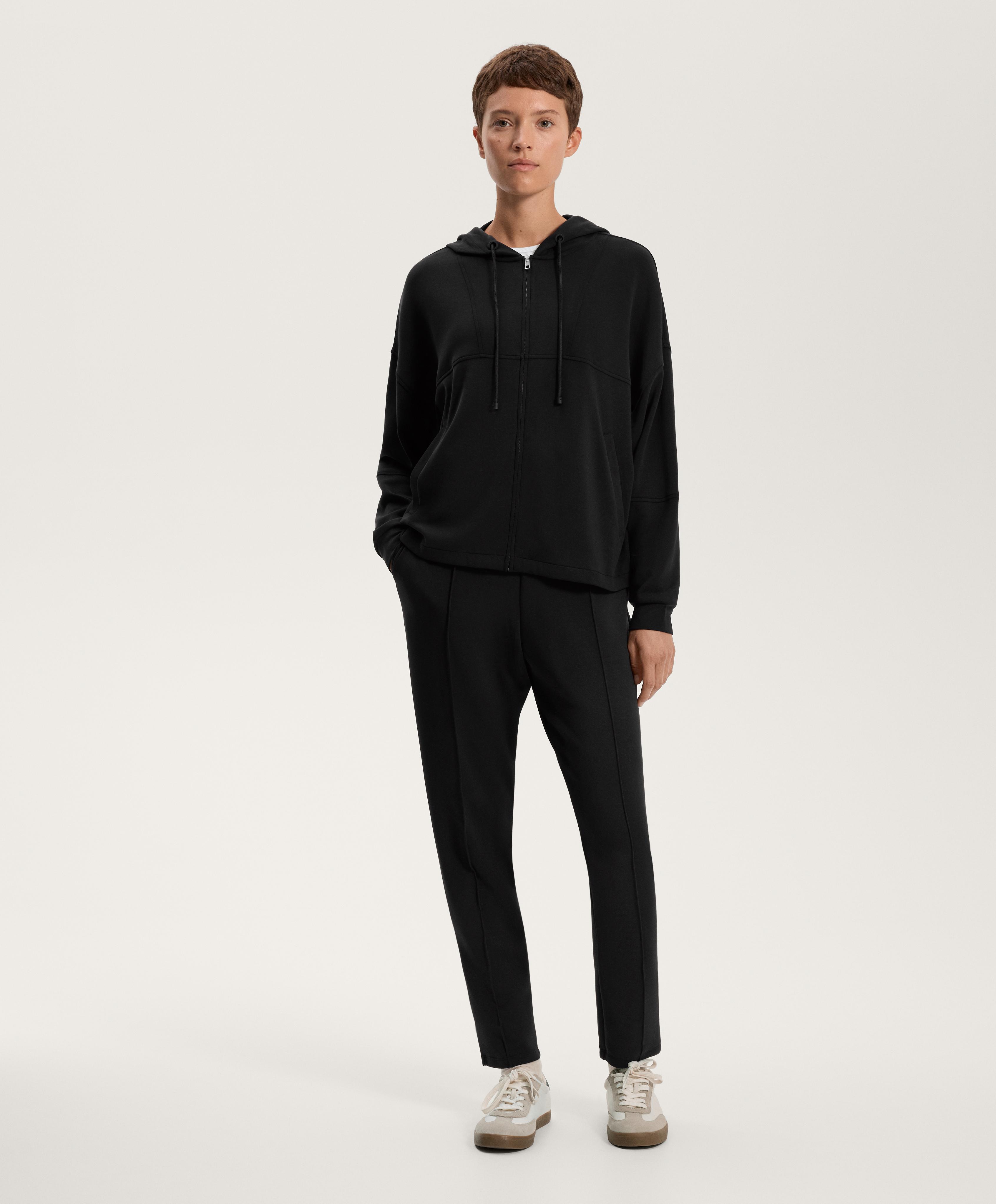 Total look jogger con modal negro