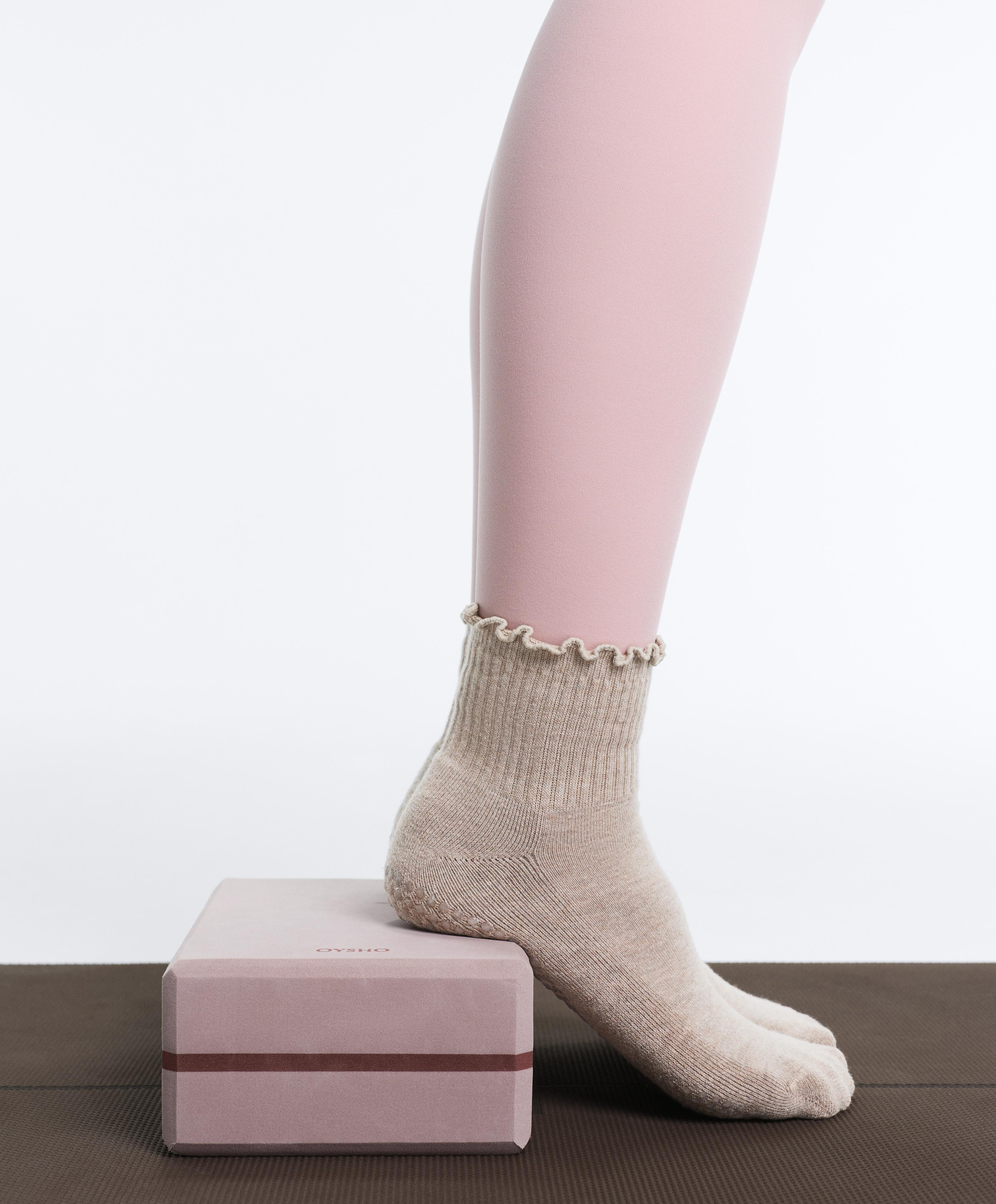2 pairs of cotton curling quarter yoga and Pilates socks — PALE TAN
