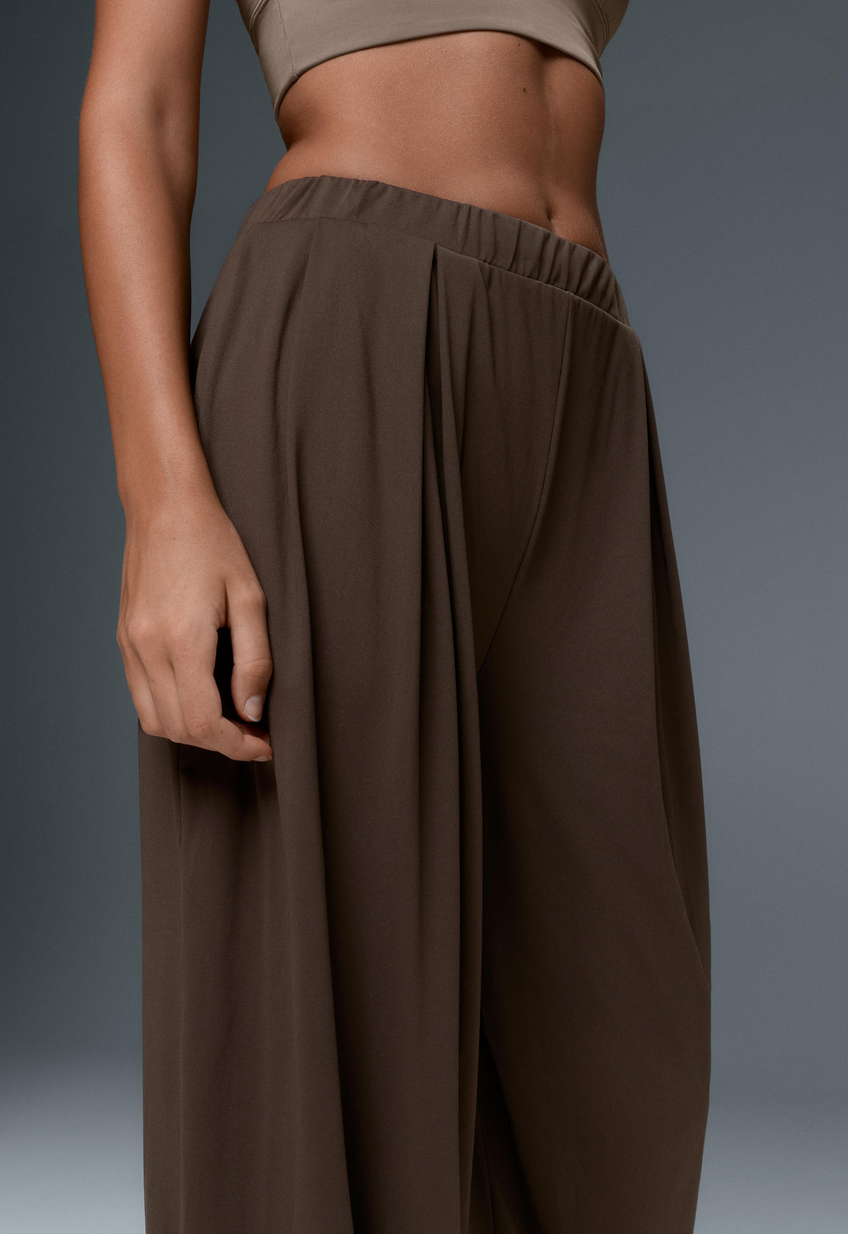 Comfortlux high-waisted pleated joggers — BROWN