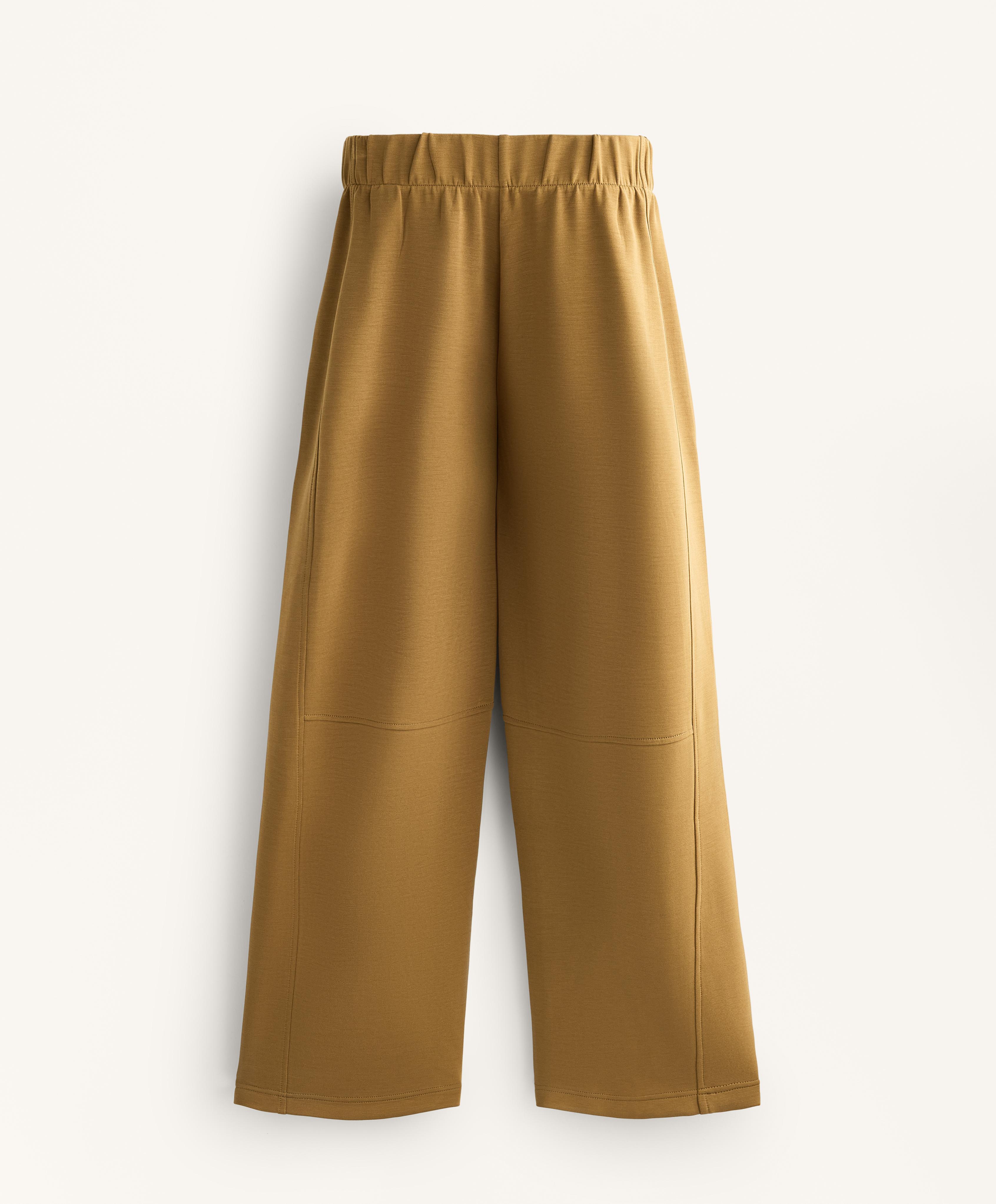 Pantalón recto con modal tacto suave.