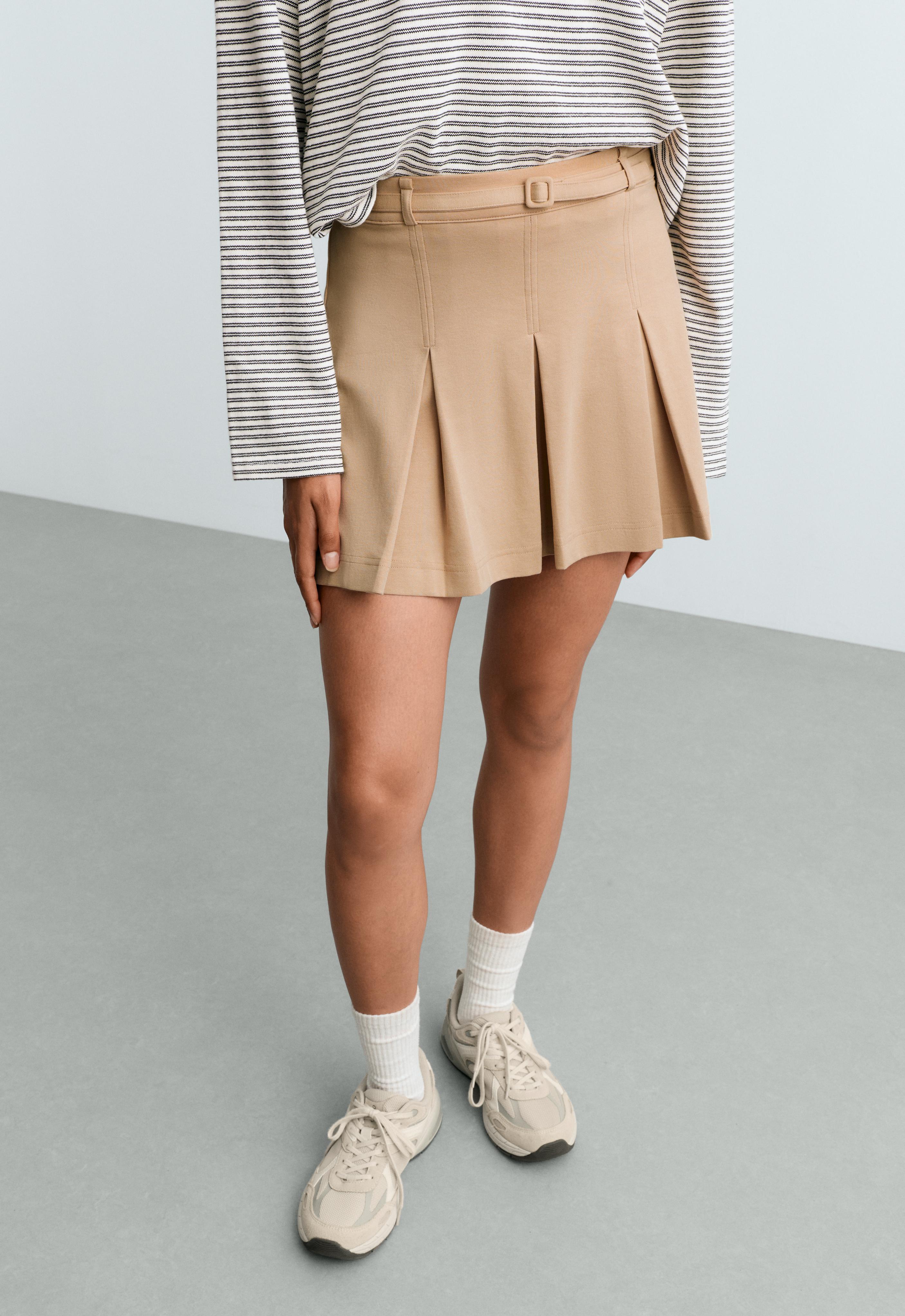 High-rise pleated short skirt with belt