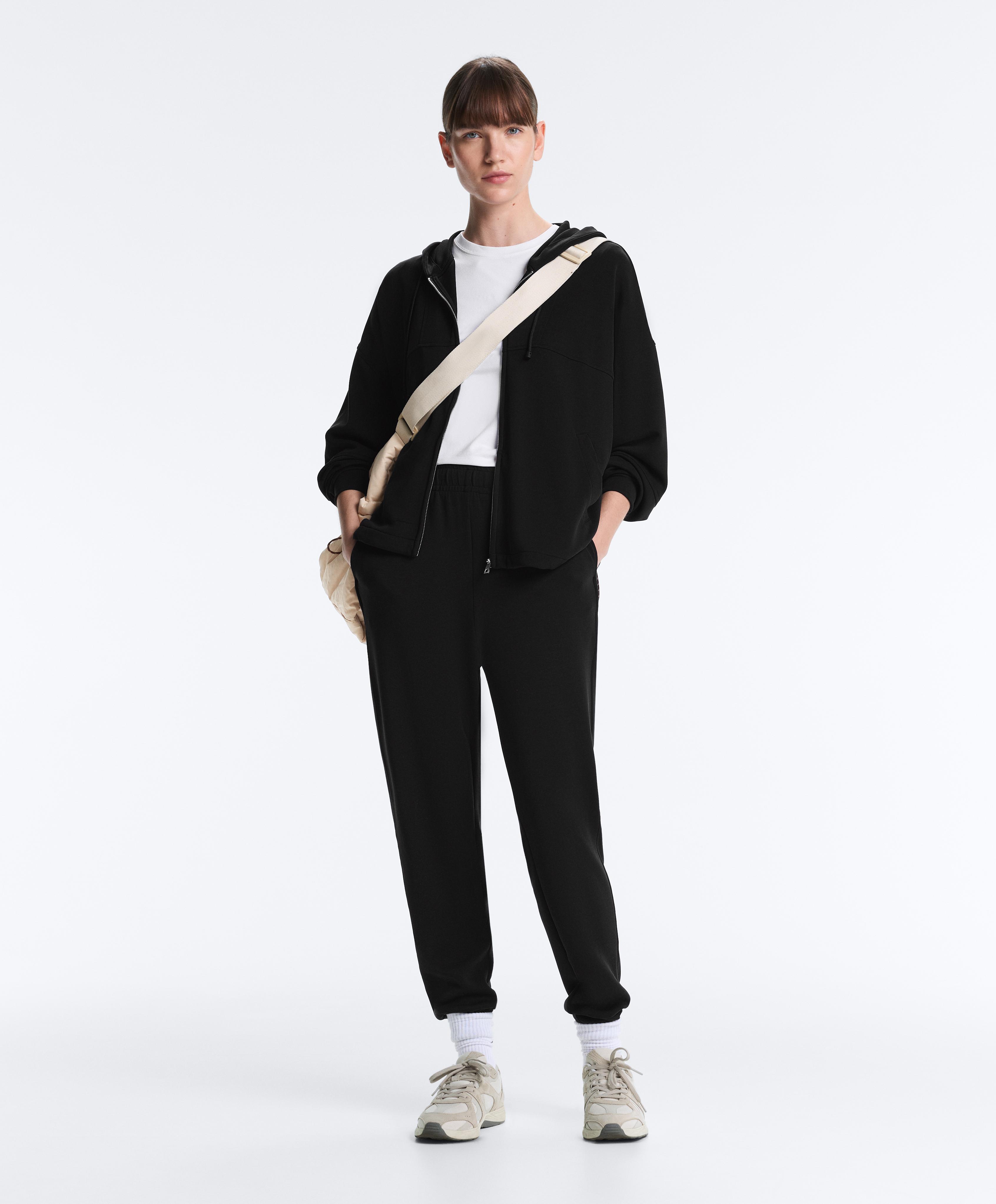 Total look jogger con modal negro