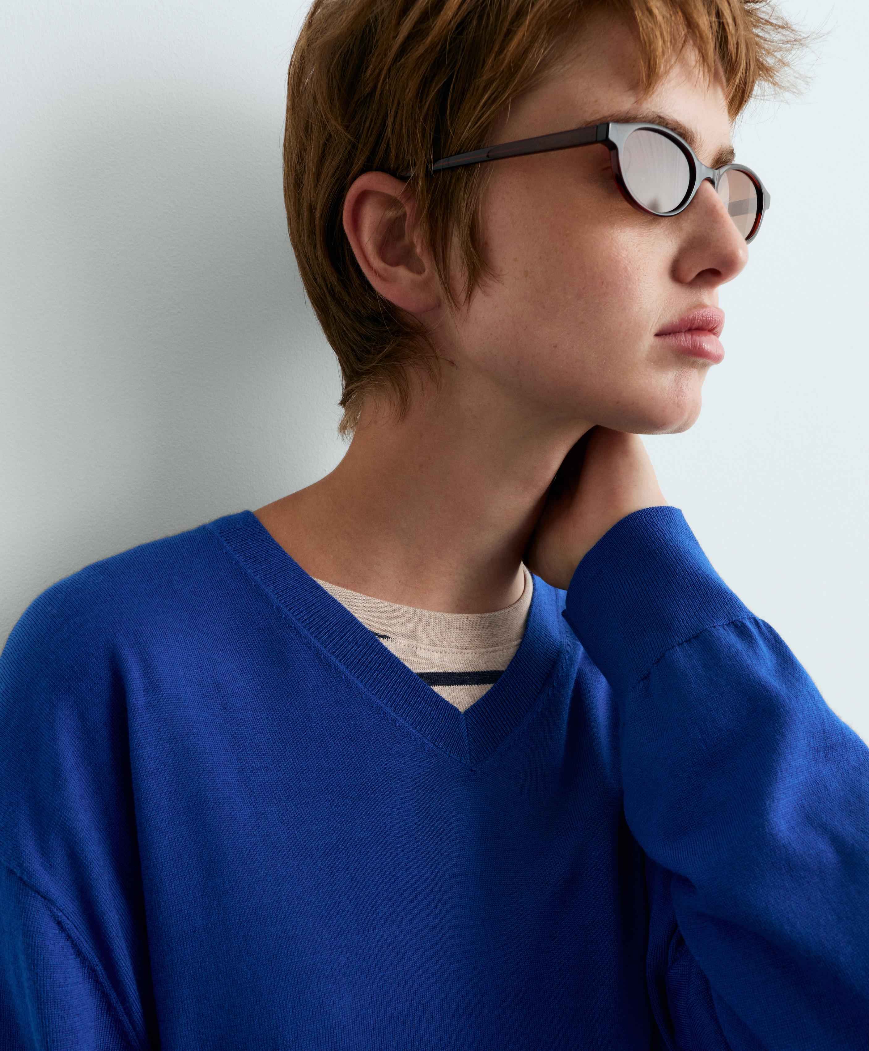 100% wool V-neck knit jumper — COBALT