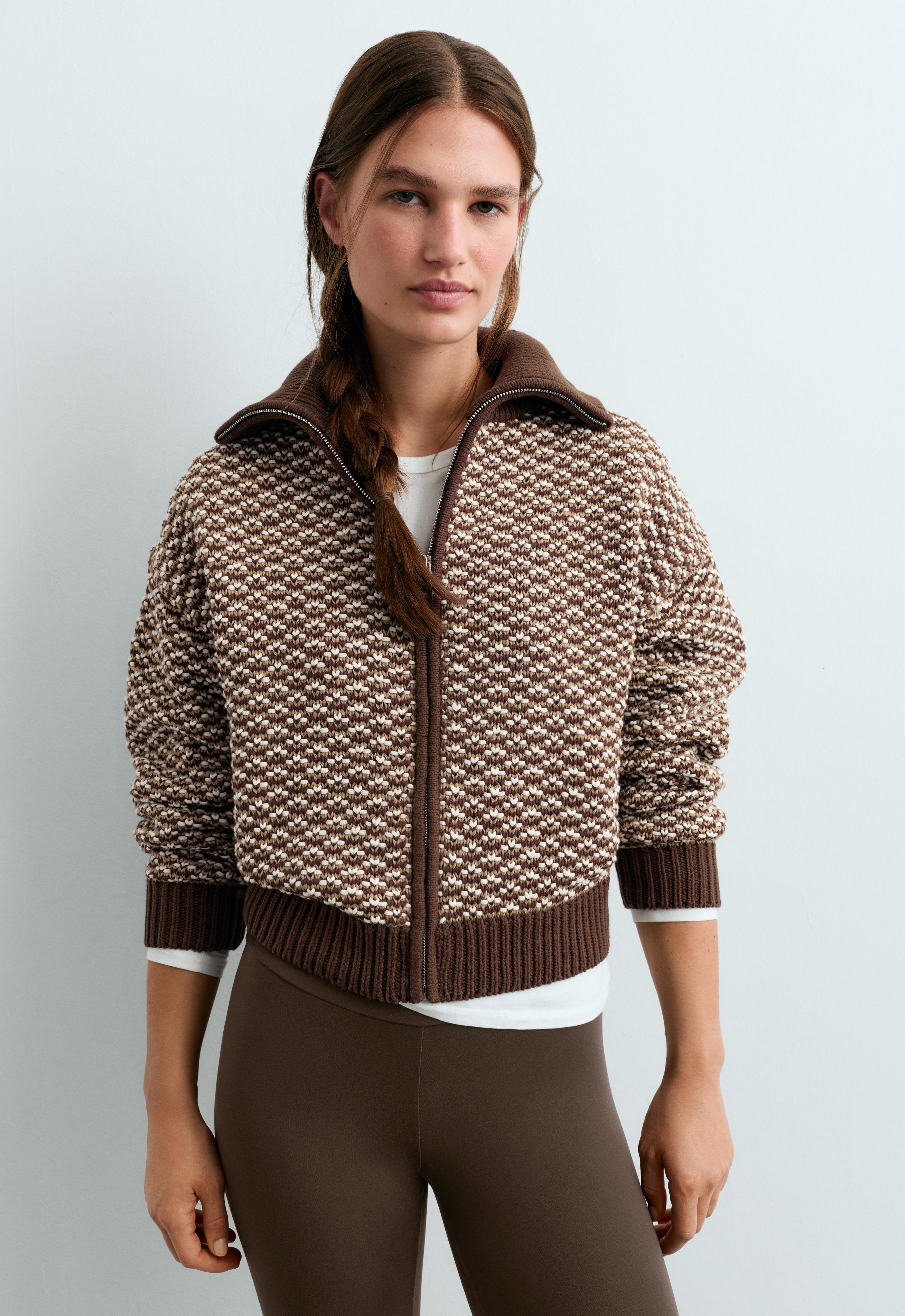 Strick-Jacke mit hohem Kragen und Kontrast-Rib