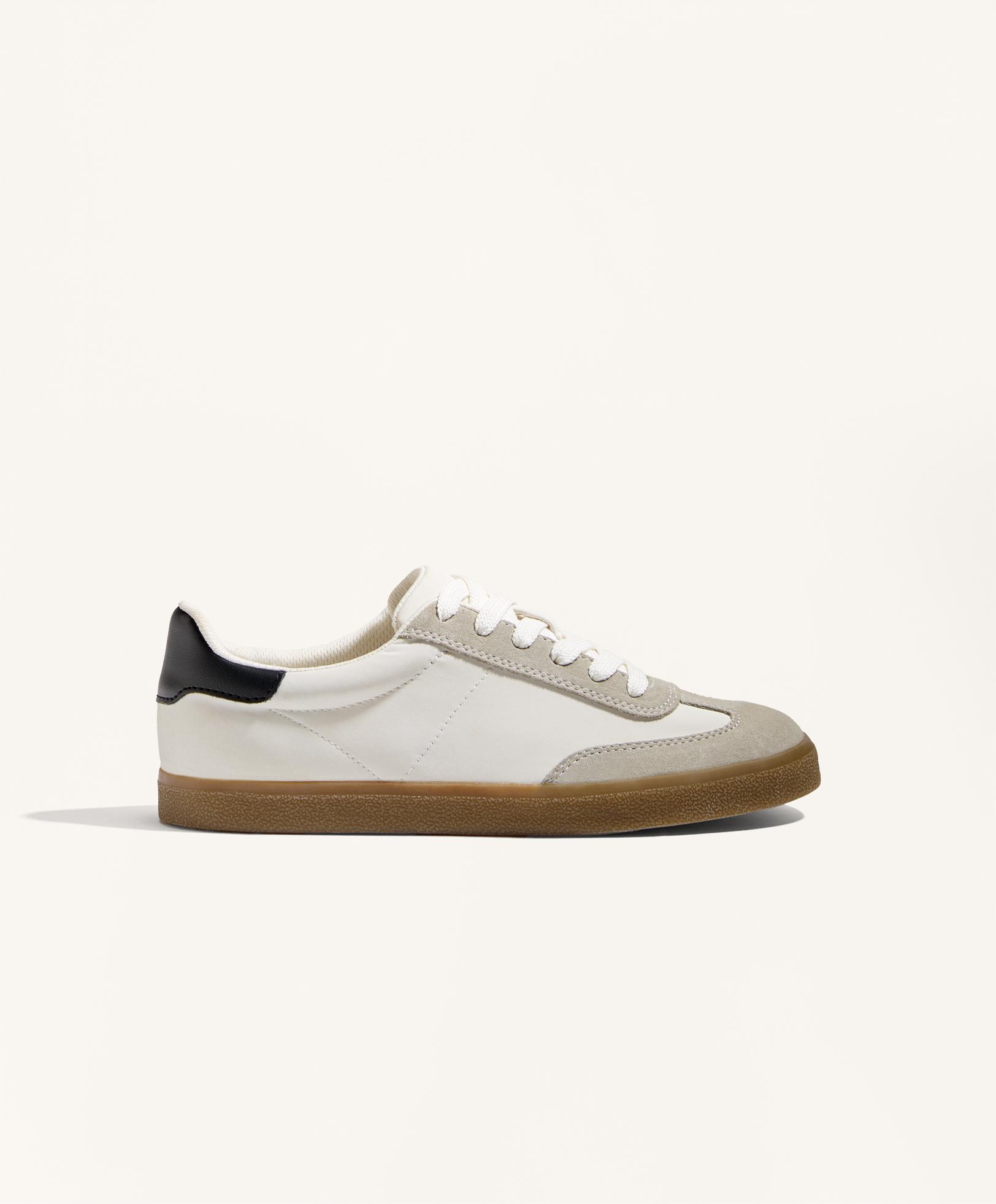 Sportschuh aus Nylon mit Rauleder-Einsätzen Sportschuh aus Nylon mit Rauleder-Einsätzen