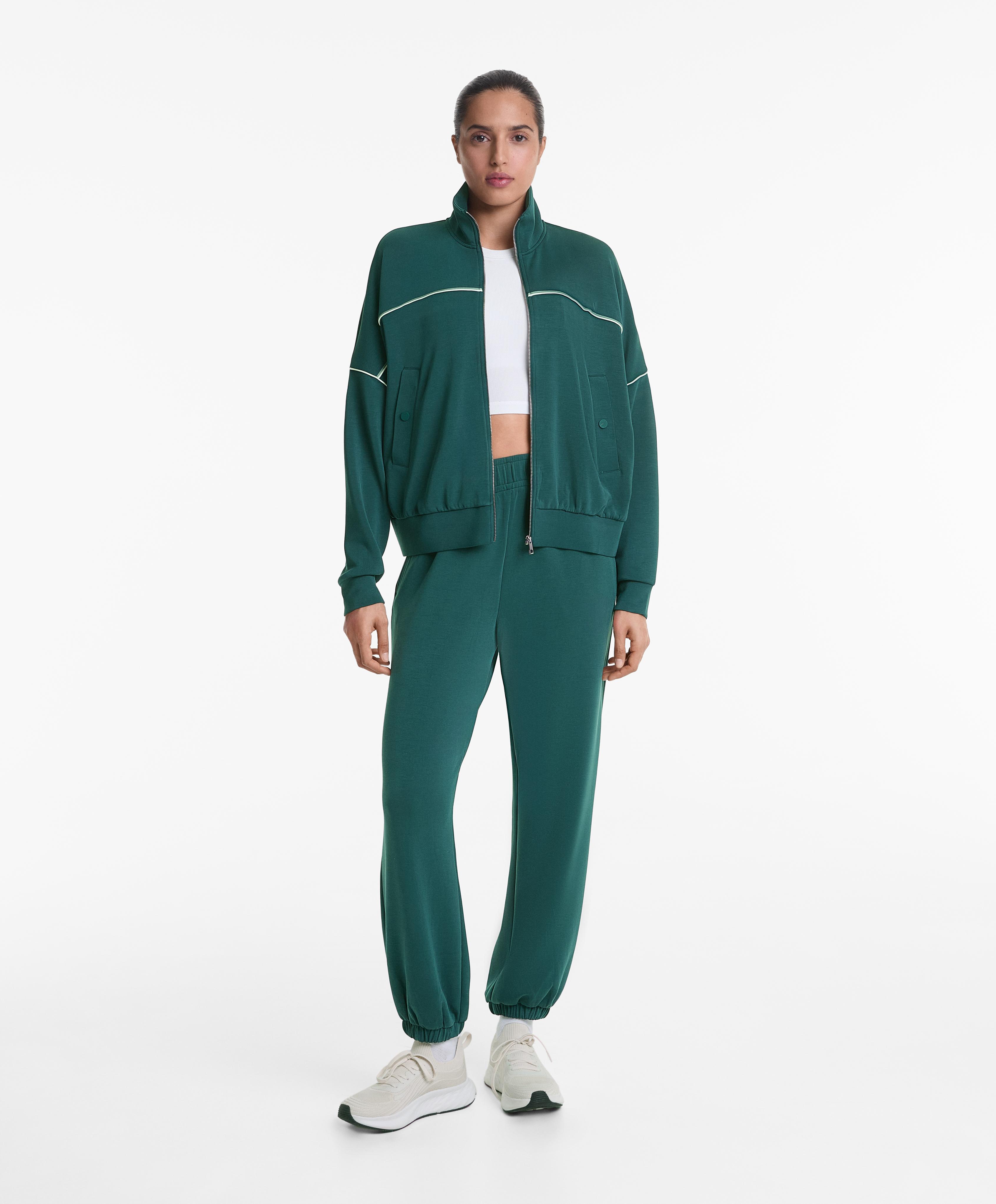 Green jogger total look with modal