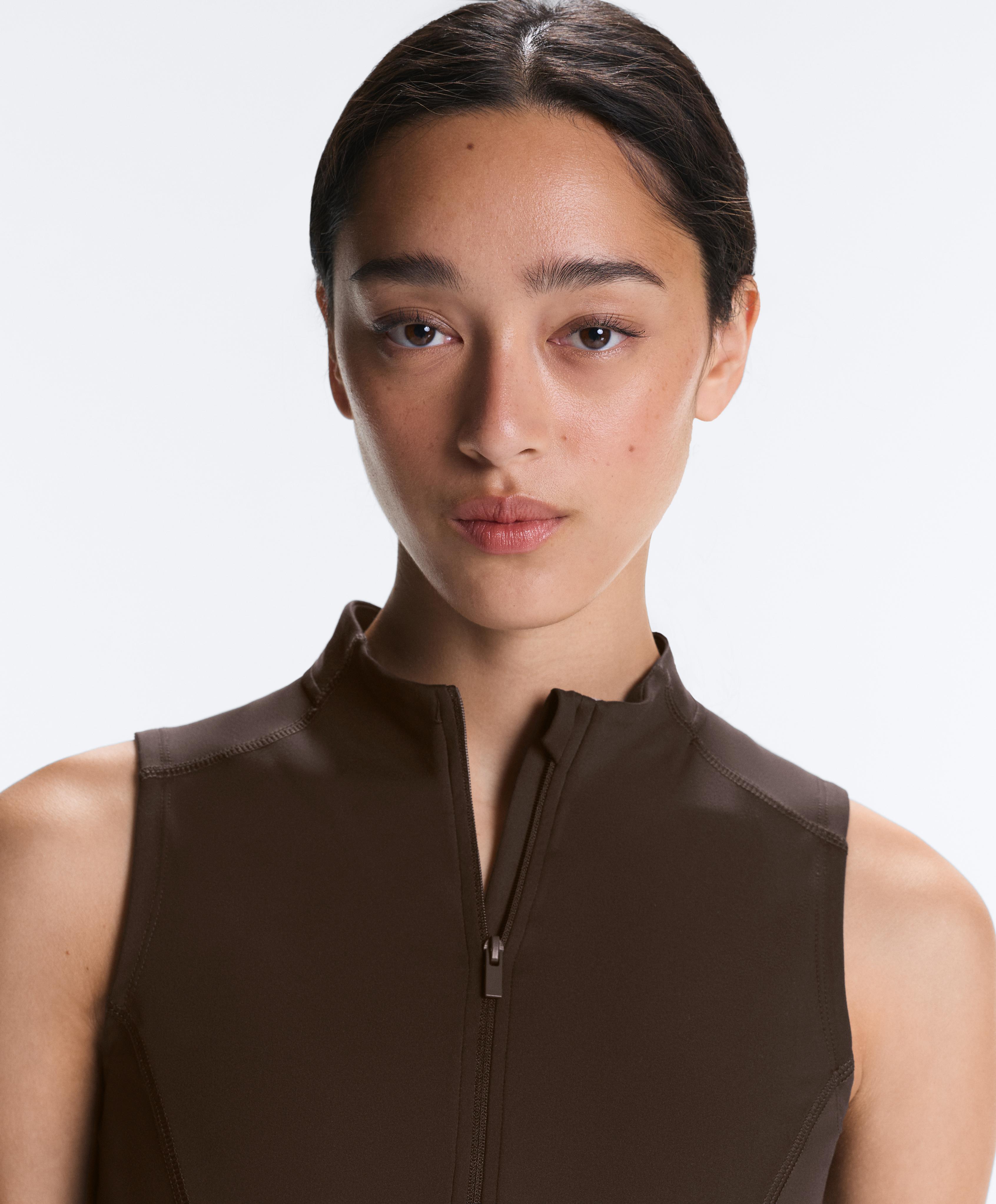 Sleeveless zip T-shirt — DARK BROWN