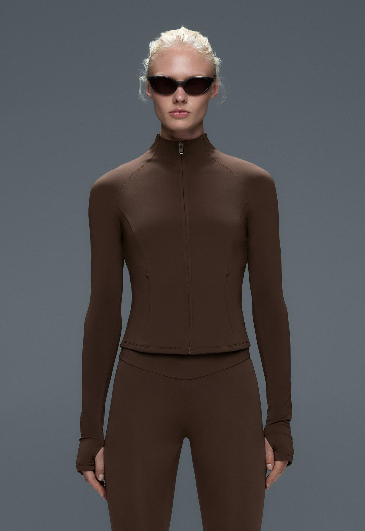 Short light warm technical jacket — DARK REDDISH‑BROWN