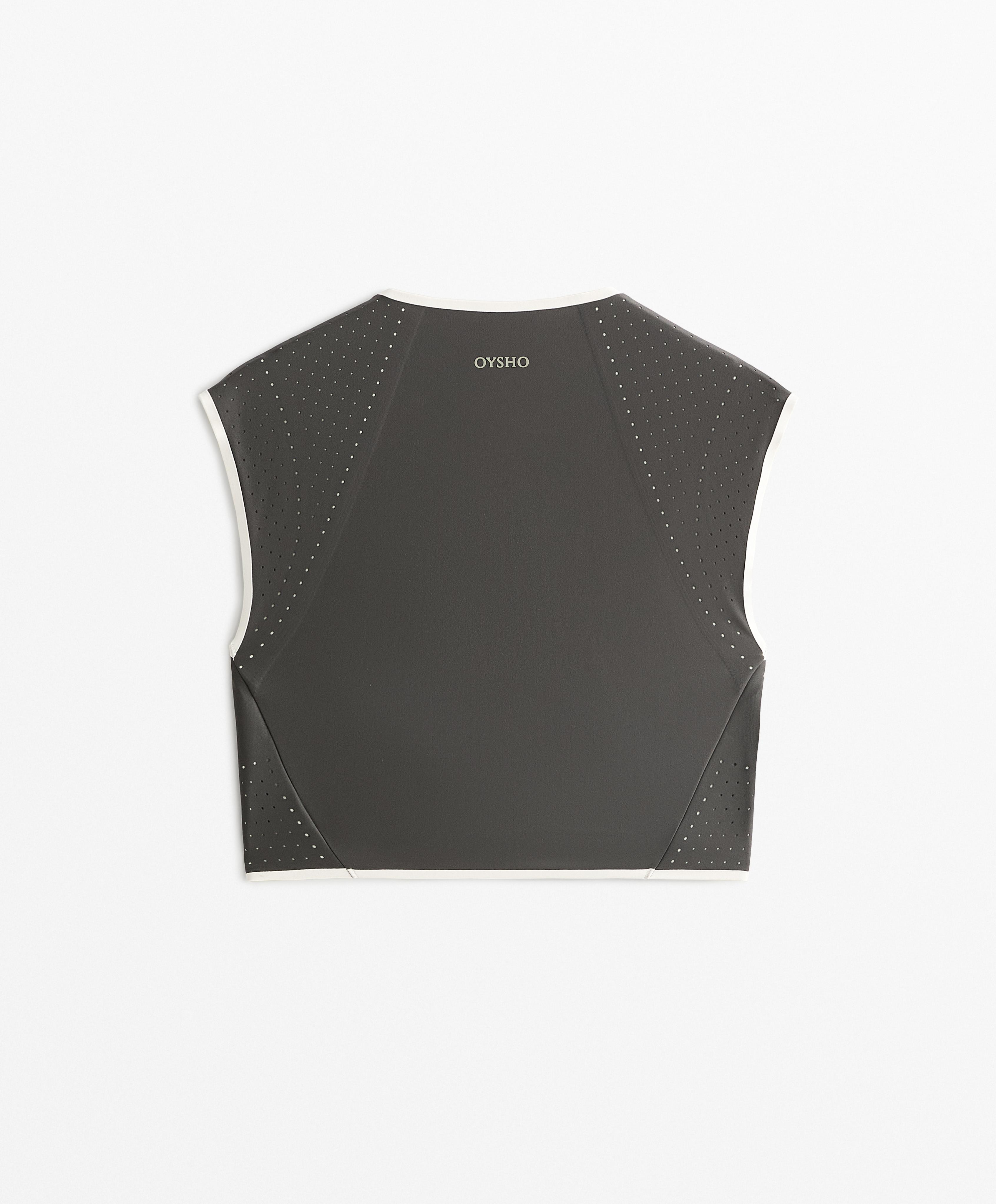 Perfect-adapt perforated tank top with cups