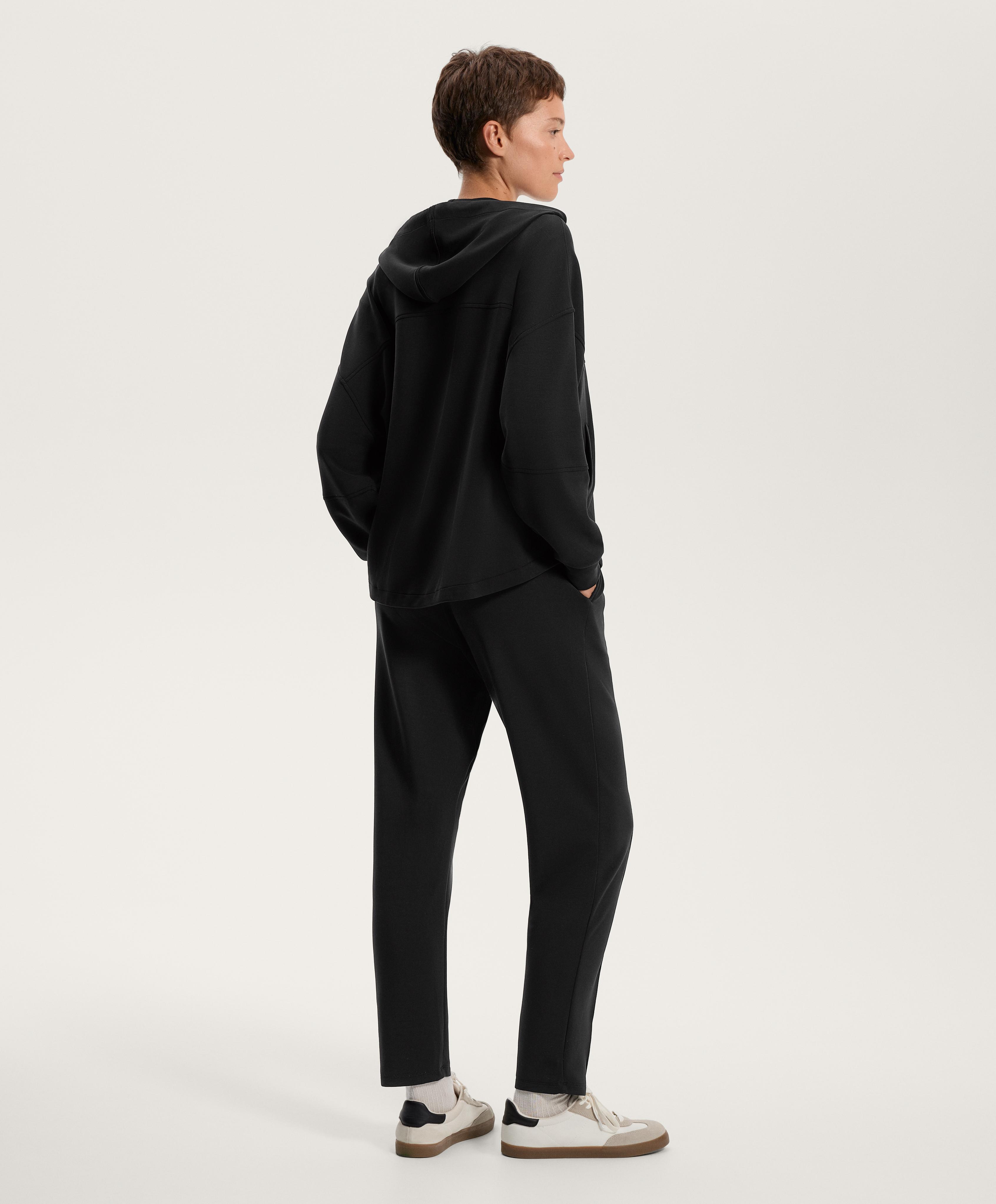 Total look jogger con modal negro - Rebajas