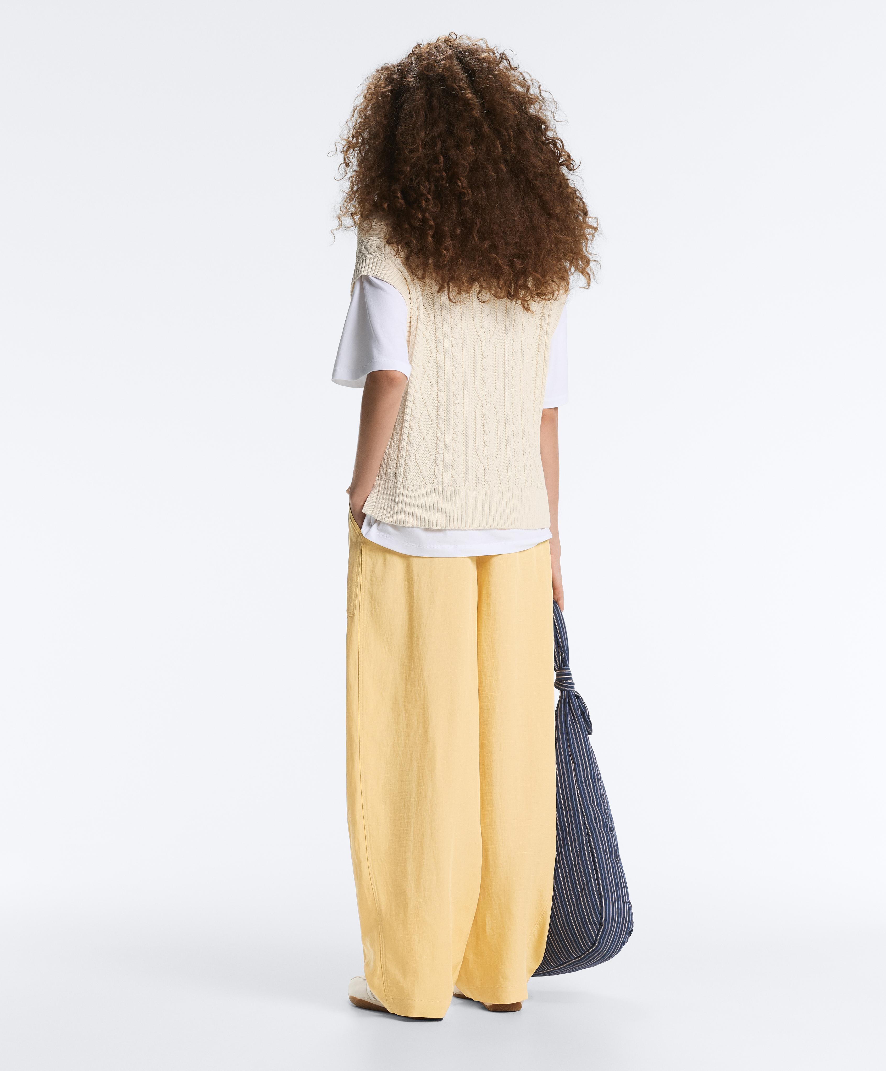 Cable knit round neck vest — ECRU
