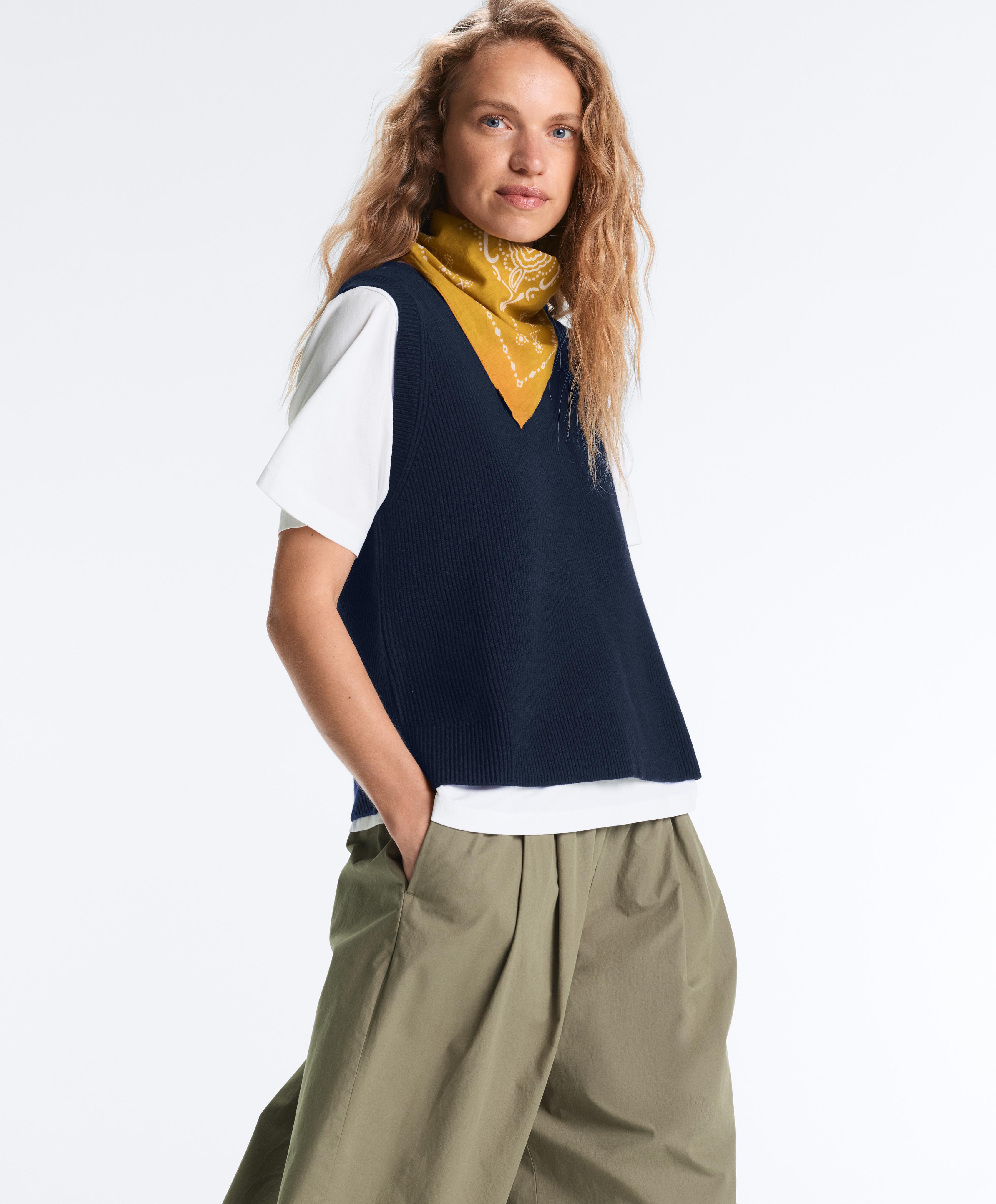 V-neck knit vest — NAVY BLUE
