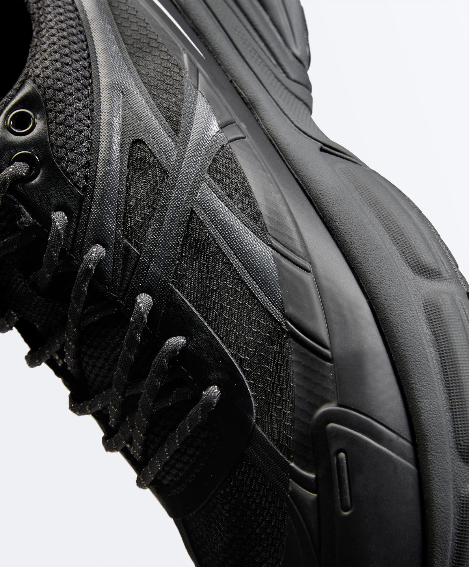 Running-style trainers — BLACK
