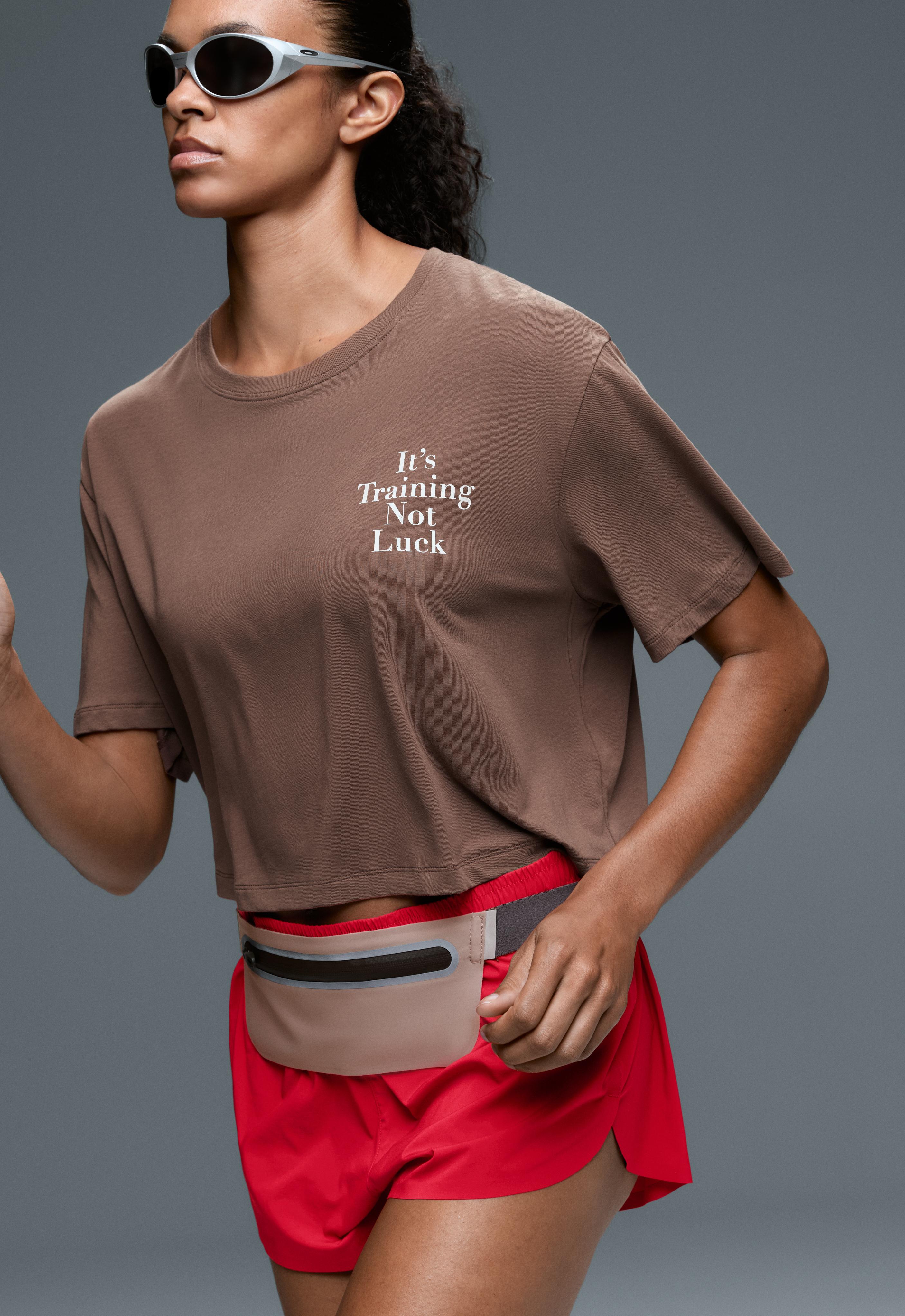 Boxy cropped cotton blend slogan T-shirt — BROWN