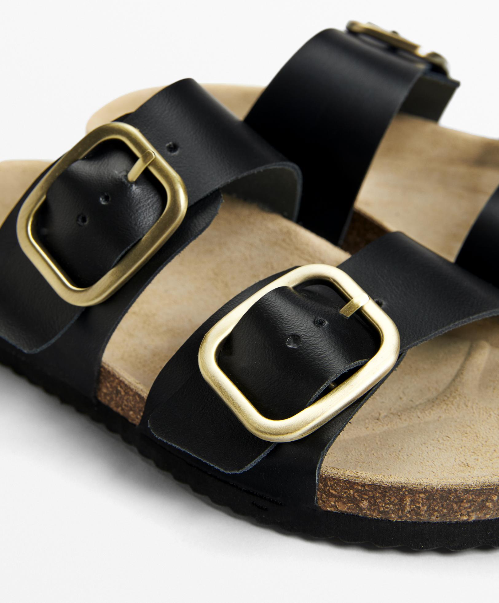 Leather sandals with buckle