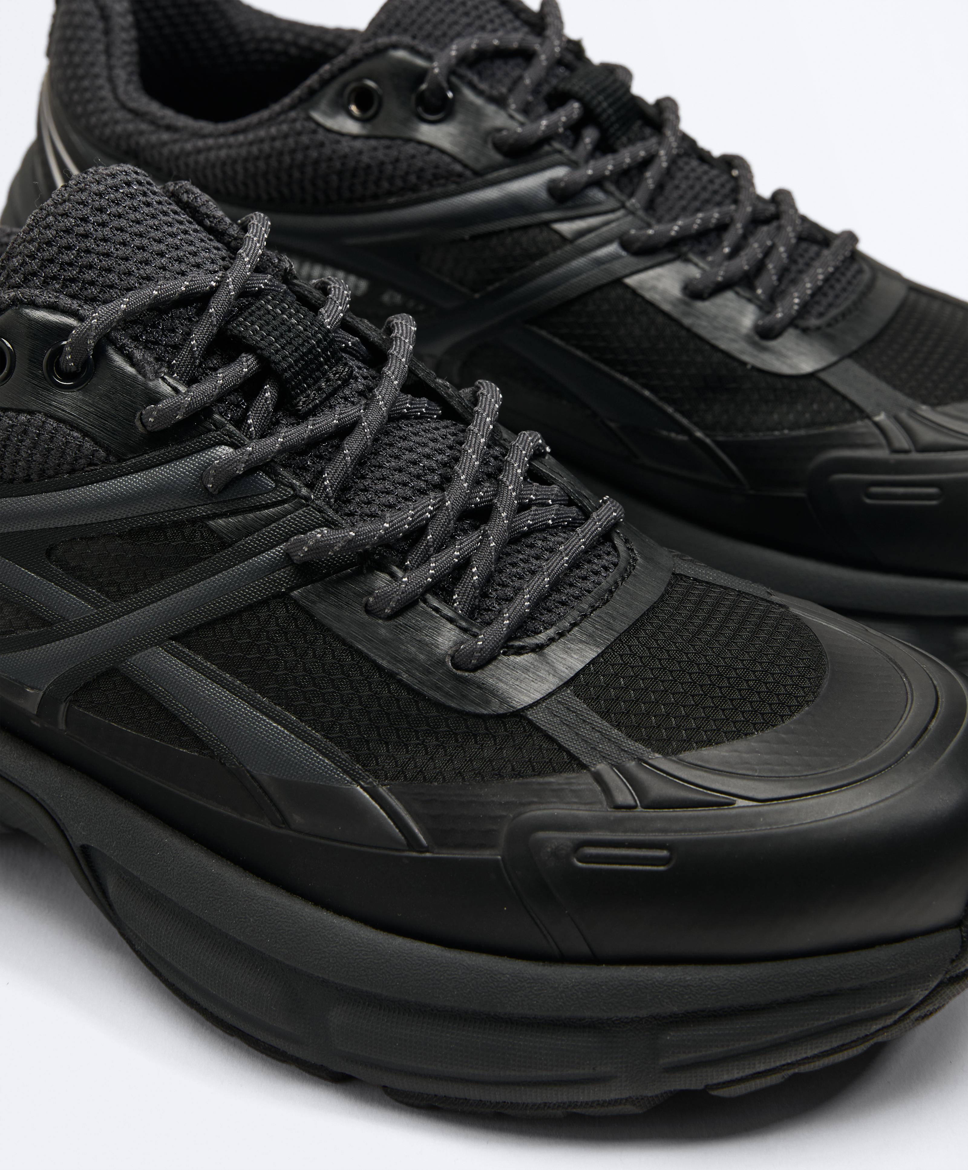 Running-style trainers — BLACK