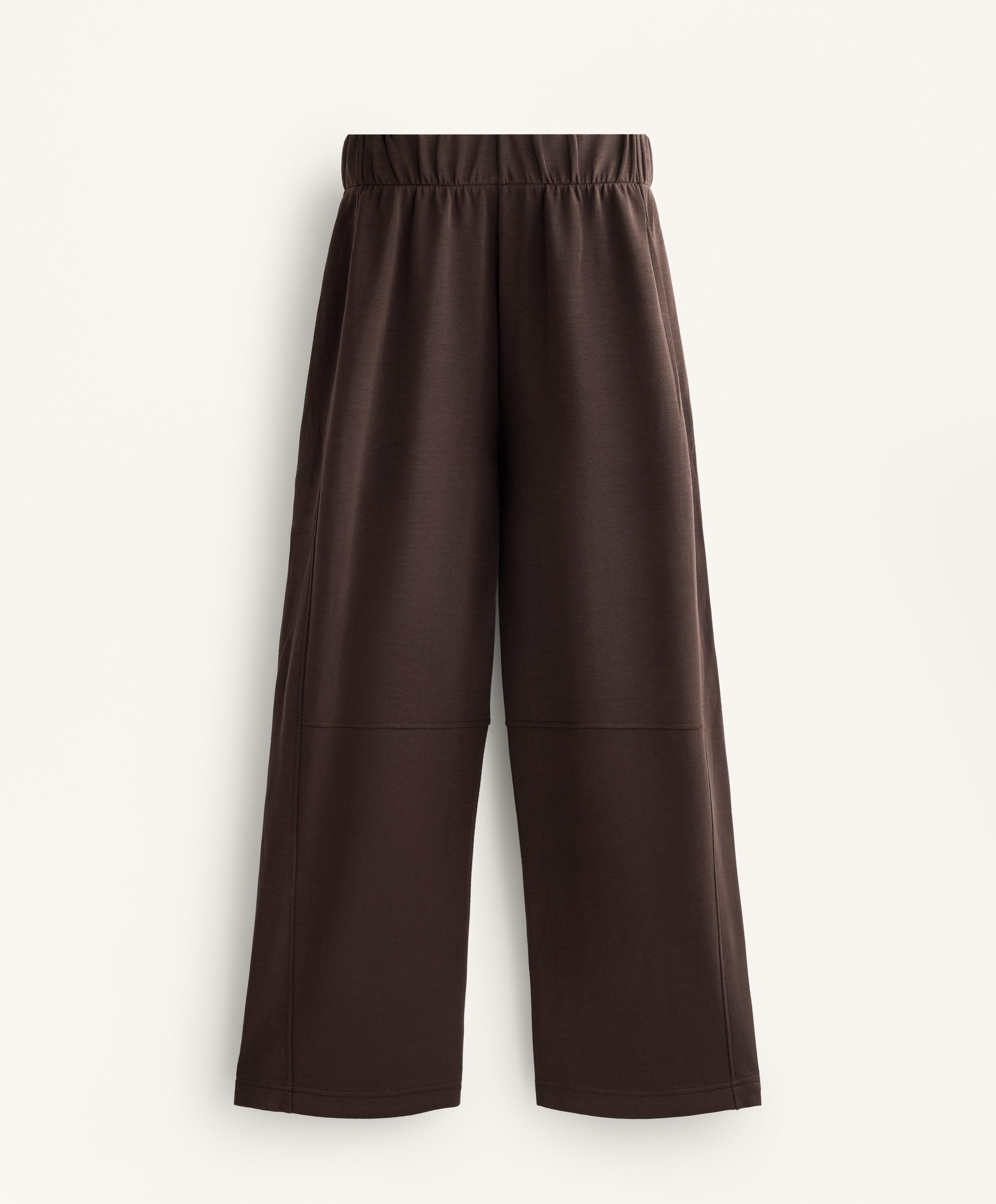 Pantalón recto con modal tacto suave.