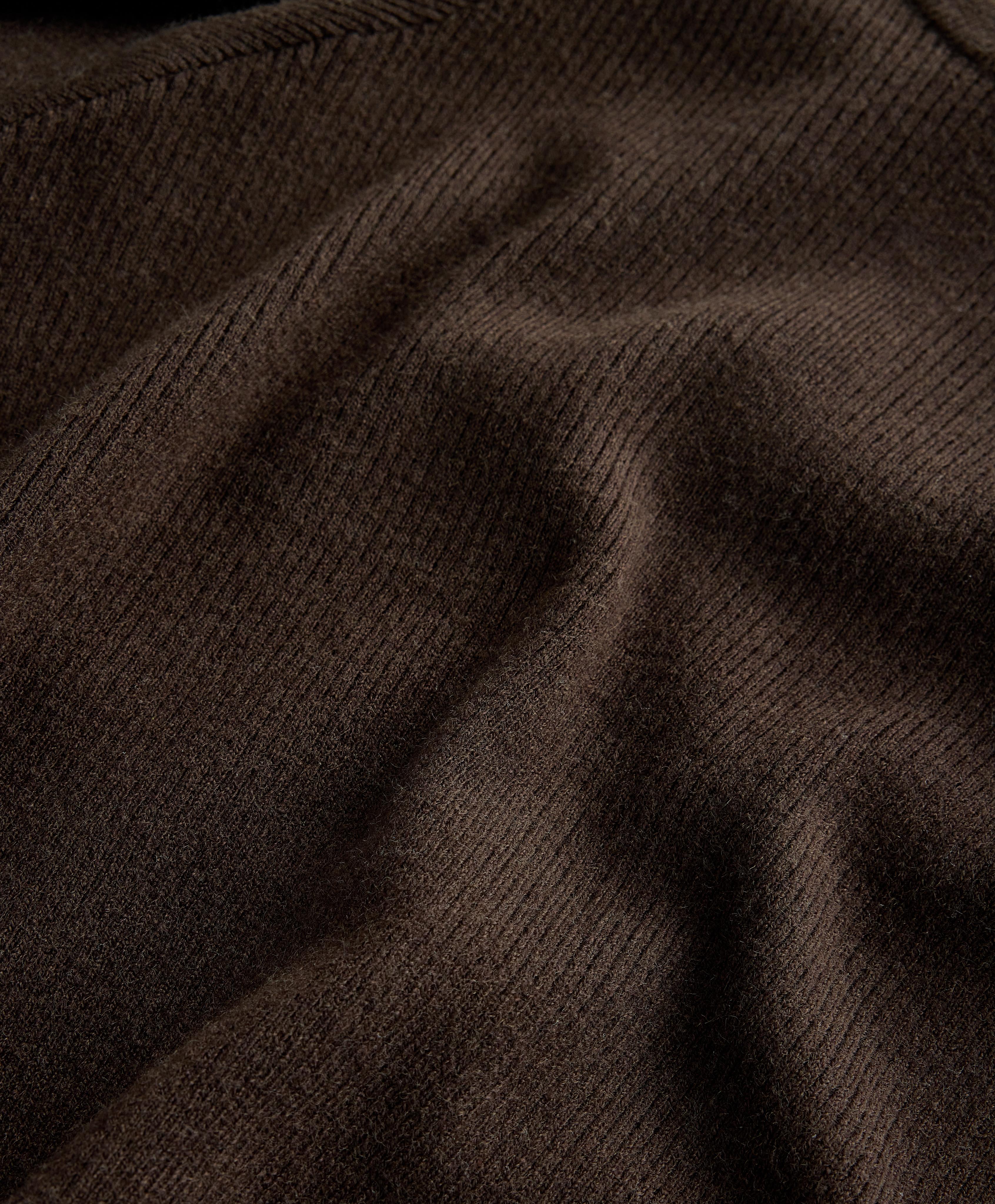 Taillierter Strickpullover mit Rippstrick
