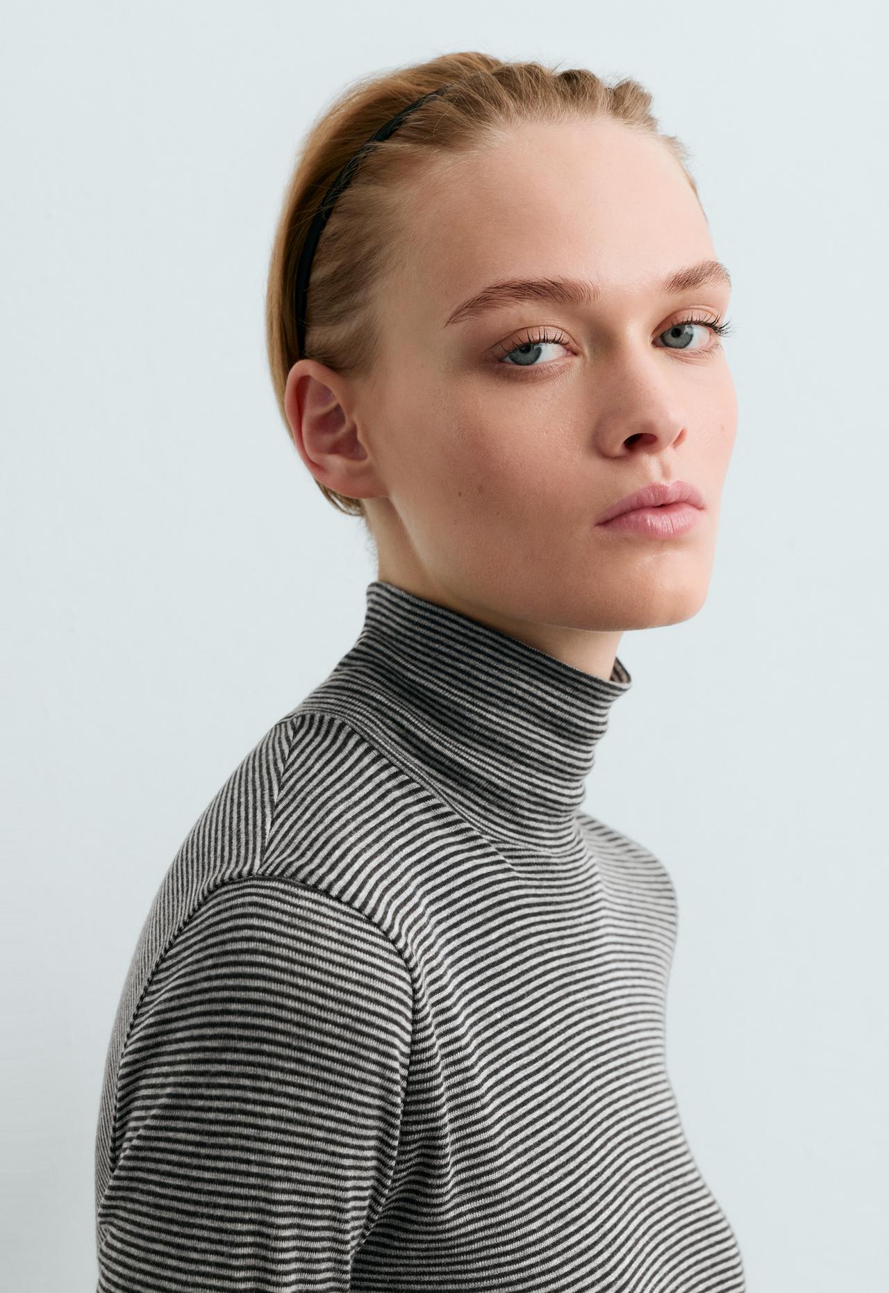 Base layer high-neck striped rib t-shirt — BLACK