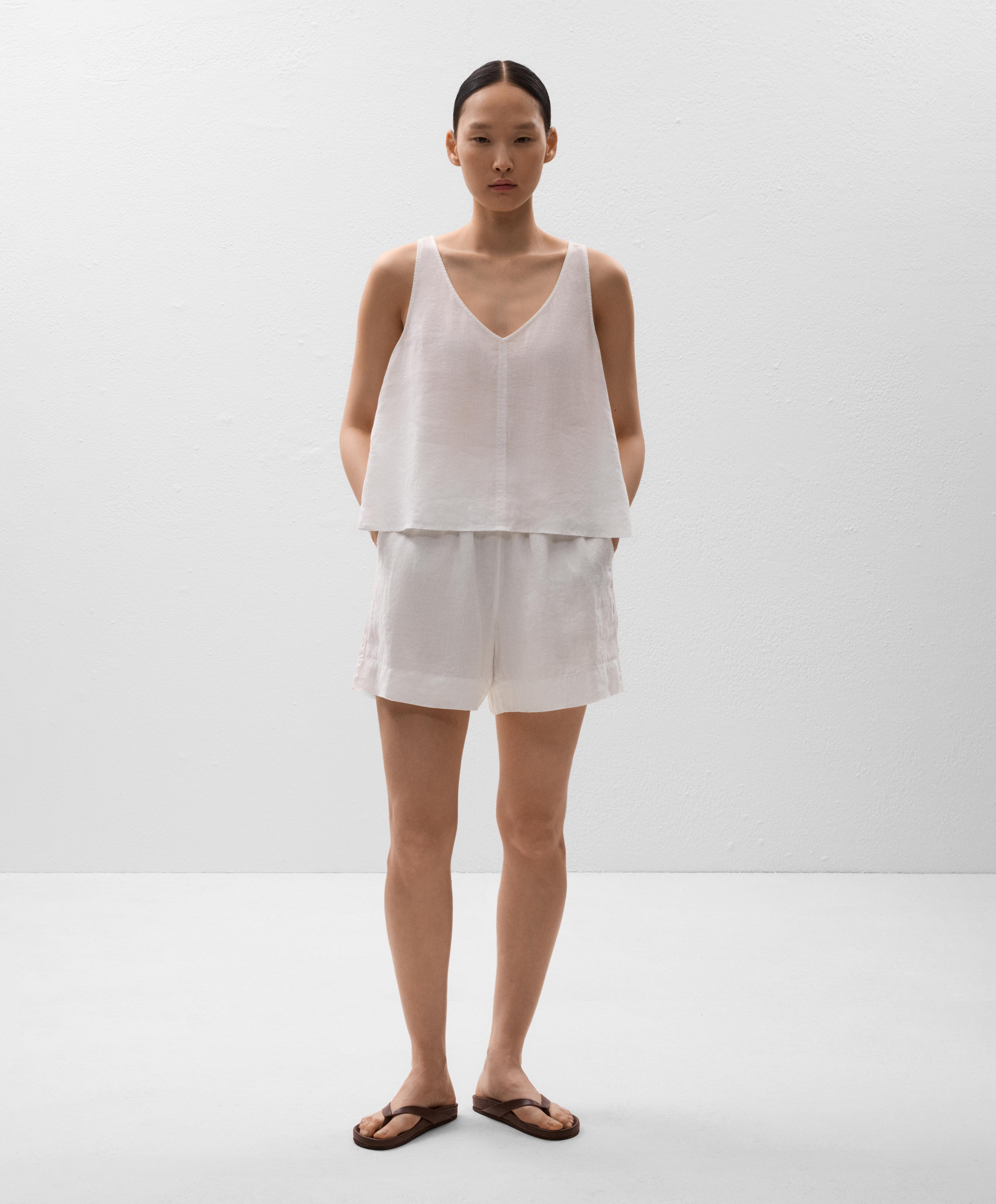 توب بفتحة صدر مثلثة 100% من الكتان - تنزيلات توب بفتحة صدر مثلثة 100% من الكتان - تنزيلات