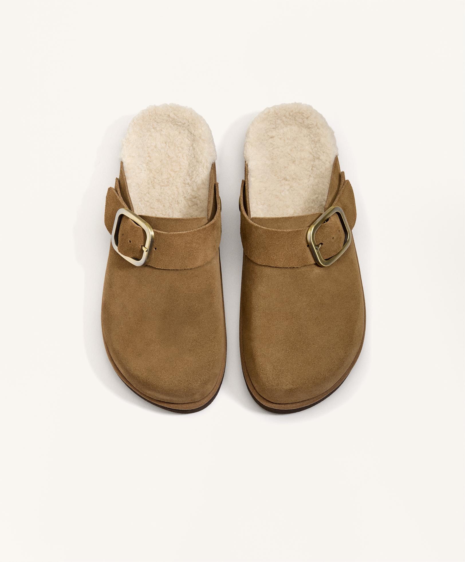 Klompe od brušene kože i veštačkog jagnjećeg krzna sa kopčom Klompe od brušene kože i veštačkog jagnjećeg krzna sa kopčom