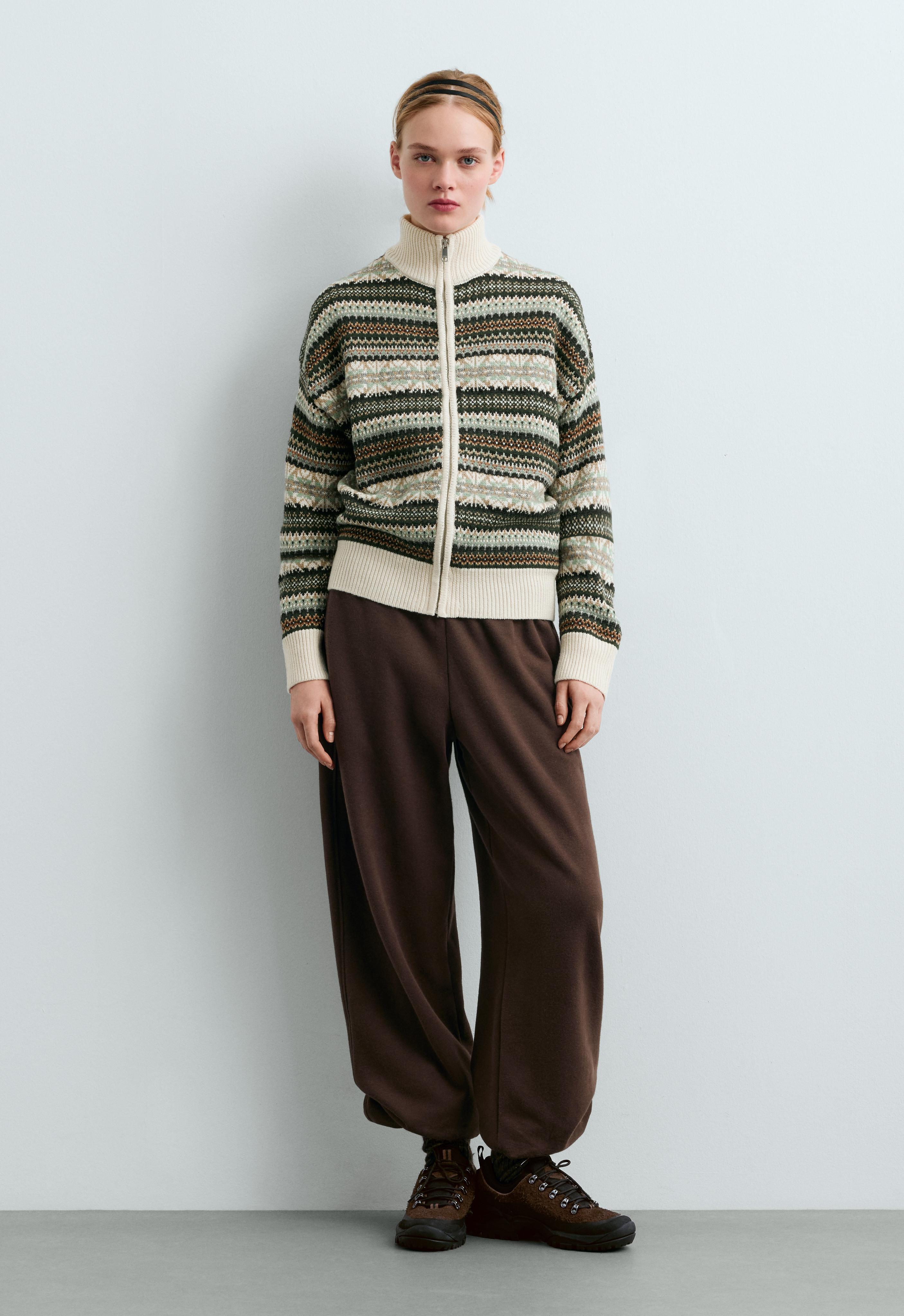Chaqueta punto cuello alto jacquard