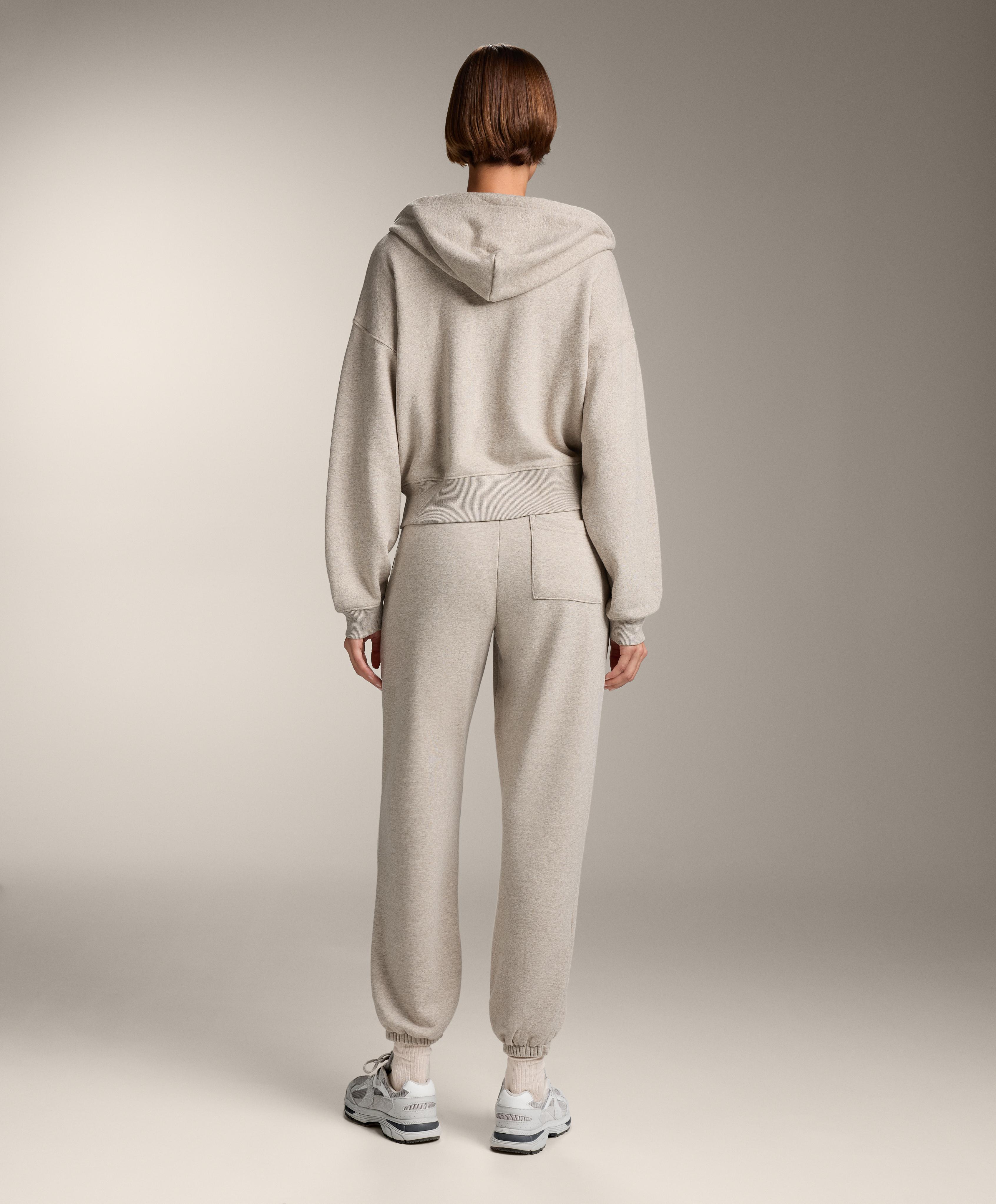 Total look jogger relaxed con algodón crudo